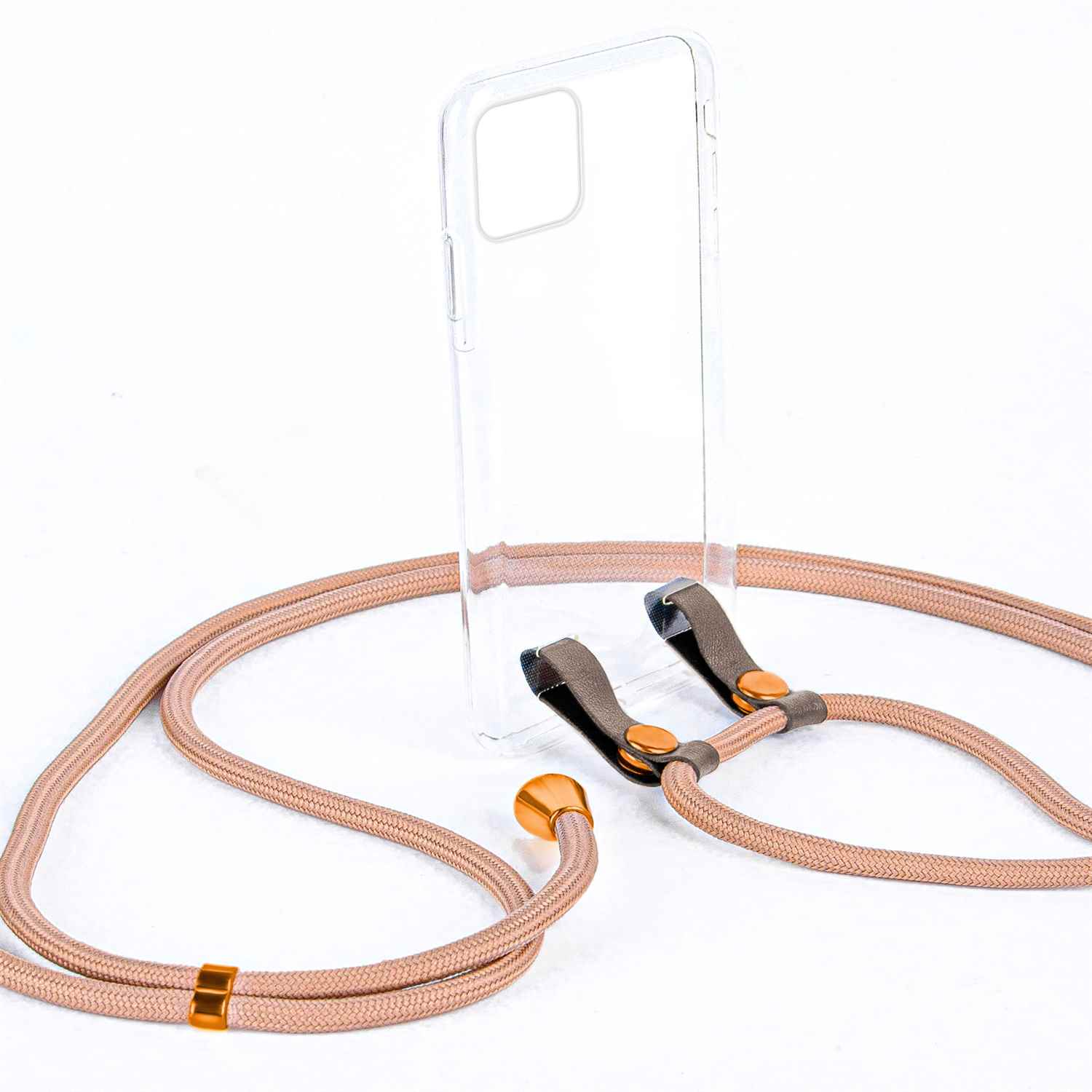 Handyhülle mit beigem Lanyard, transparente Handyhülle und goldfarbene Metallakzente auf weißer Oberfläche.