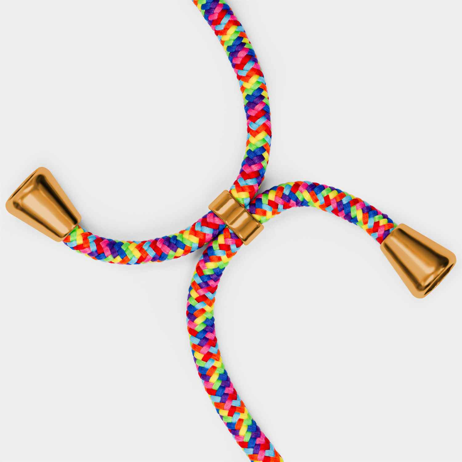 Ein Handy-Lanyard mit Regenbogenmuster und goldenen Metallenden auf weißem Hintergrund.