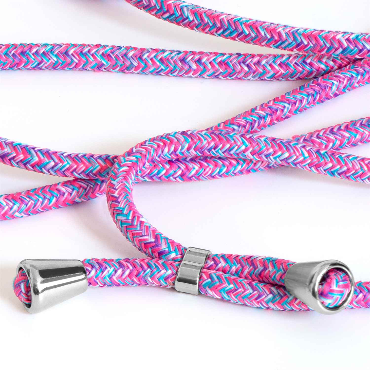 Nahaufnahme eines pink-, blau- und weiß geflochtenen Telefonriemens mit silbernen Metallenden und einem Metallverbinder.