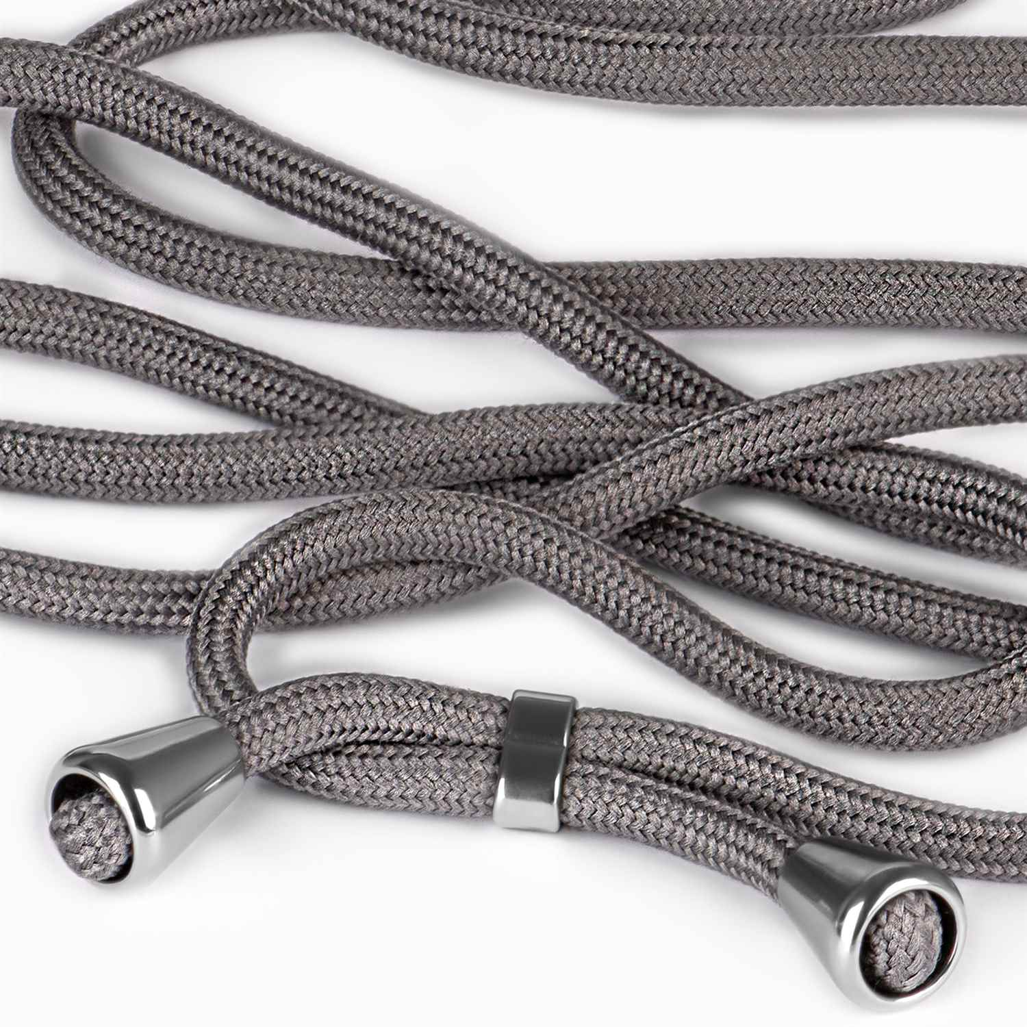 Nahaufnahme eines grauen Handy-Lanyards mit silbernen Metall-Kegelenden.