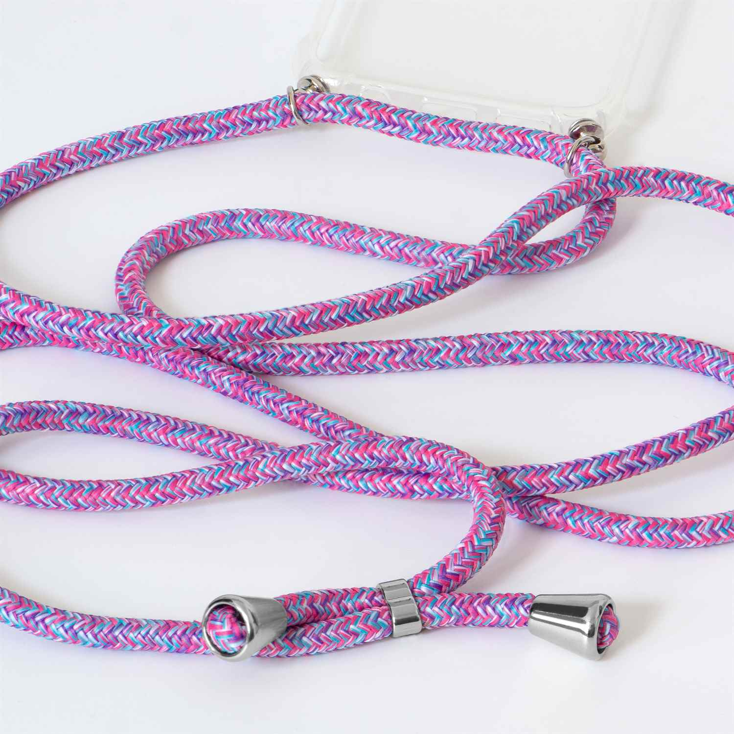 Nahaufnahme eines pink-blau geflochtenen Handy-Lanyards, das an einer transparenten Handyhülle befestigt ist.