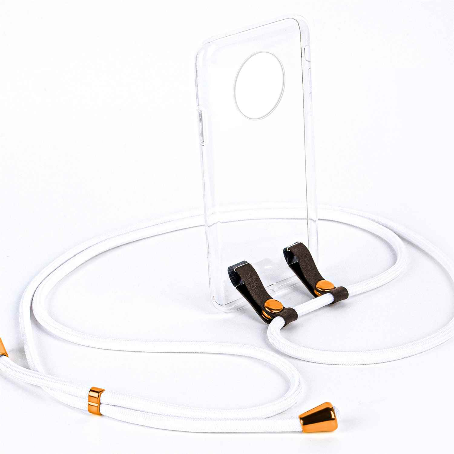 Weißes Telefonkabel mit goldenen Enden. Klare Handyhülle befestigt. Weißer Hintergrund.