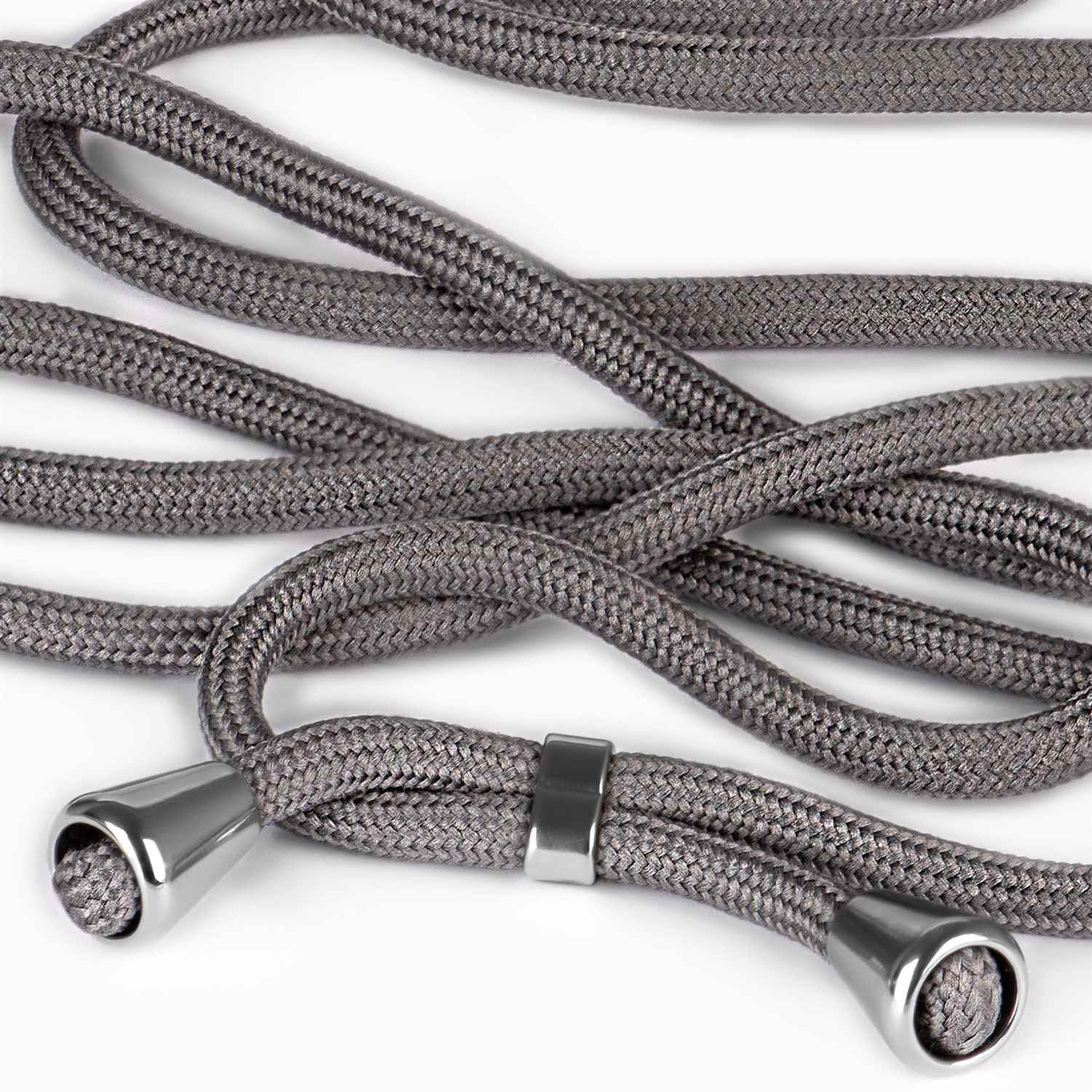 Nahaufnahme einer grauen Telefonschnur mit silbernen Details. Das Kabel ist geflochten.