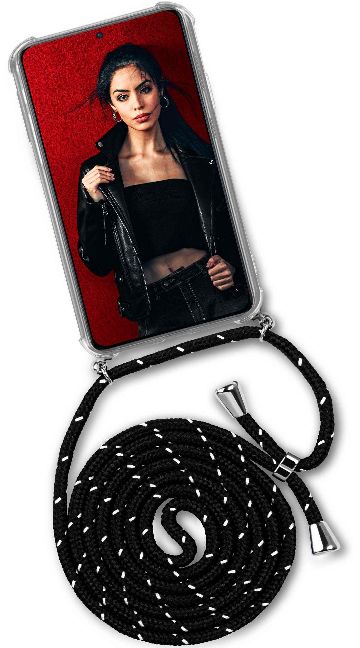 Smartphone mit Model vor rotem Hintergrund, verbunden mit schwarzem Band mit weißen Punkten.