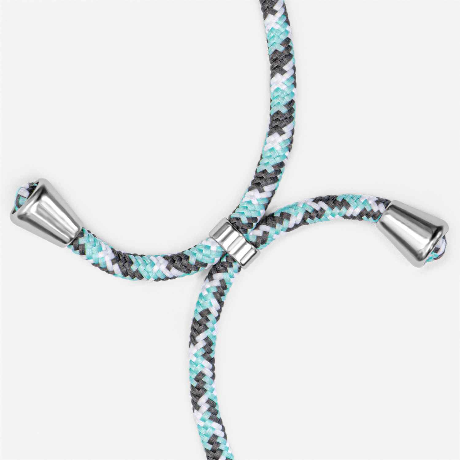 Nahaufnahme eines Handybandes mit blauem, grauem und weißem Muster und silbernen Metallenden.