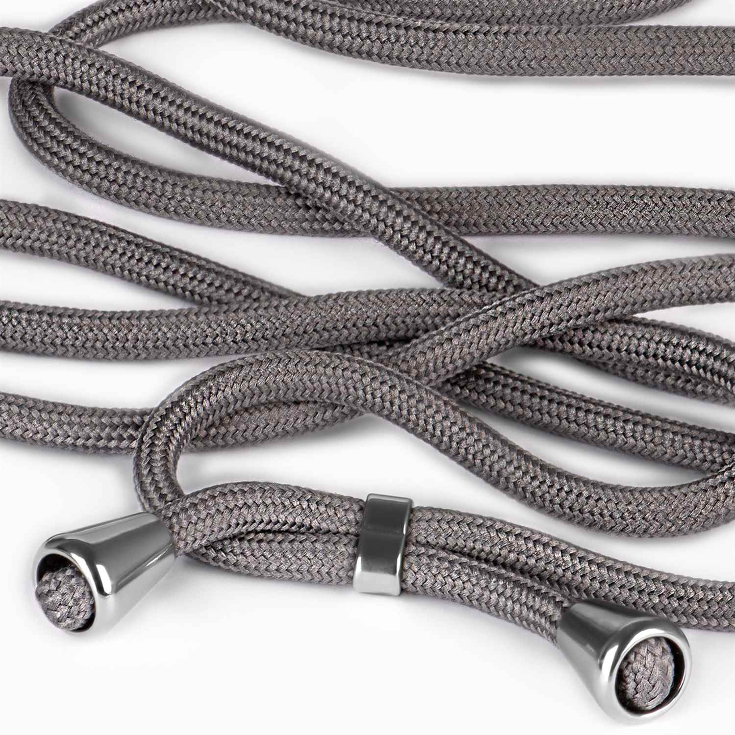 Nahaufnahme eines grauen Telefon-Lanyards. Geflochtene Kordel mit silbernen Akzenten, weißer Hintergrund.