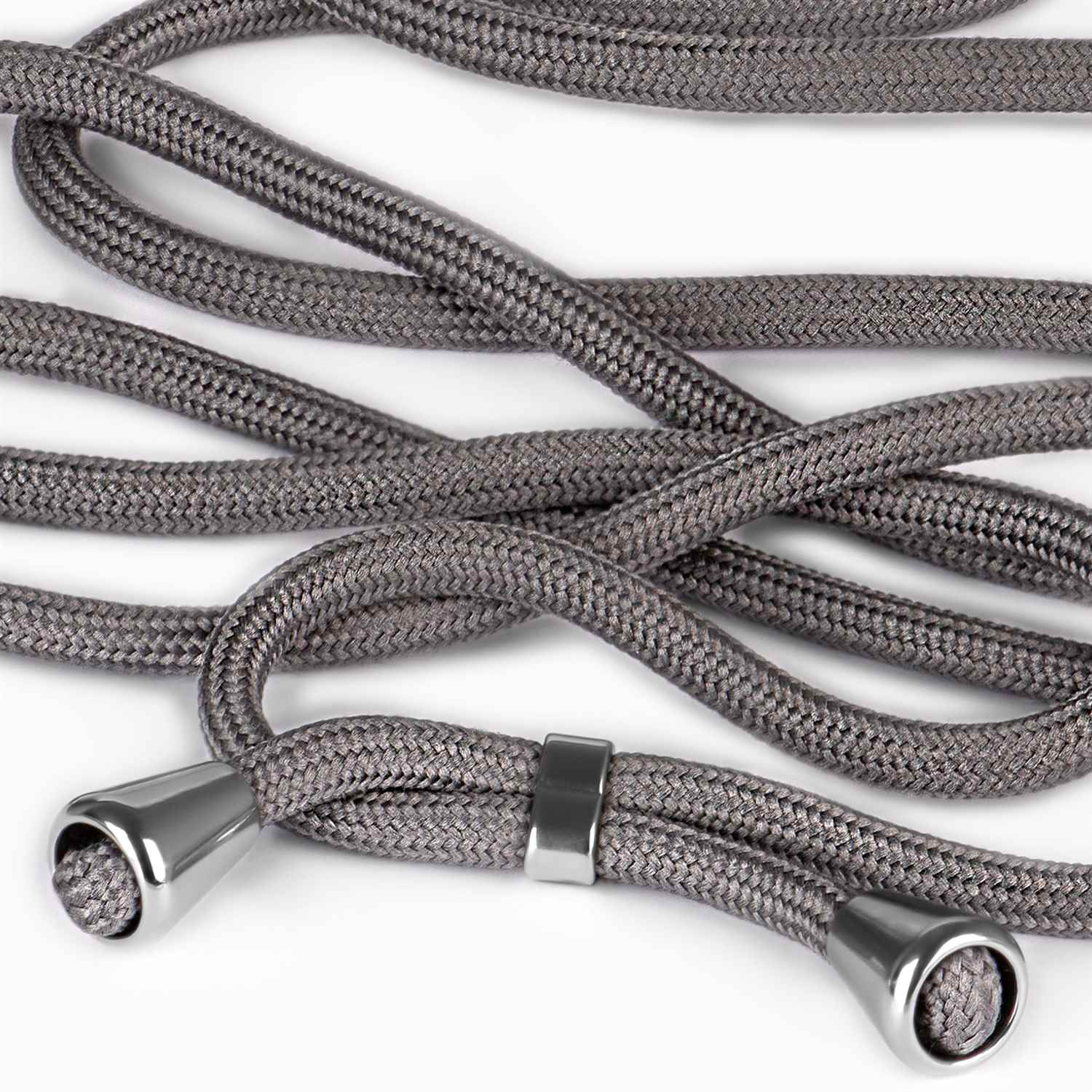 Ein graues Telefon-Lanyard. Das Lanyard besteht aus einem geflochtenen grauen Kabel. Die Enden haben silberne Kappen.