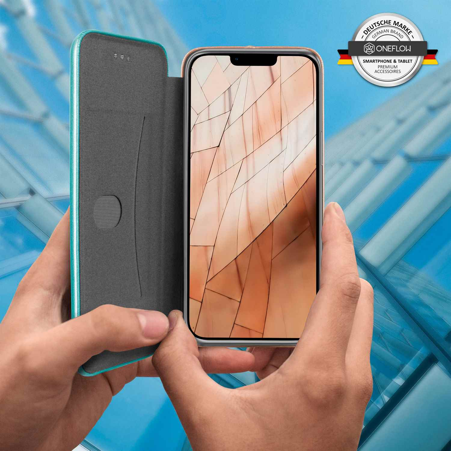 Hände halten eine offene Handyhülle, die ein Telefon mit buntem Bildschirm zeigt.