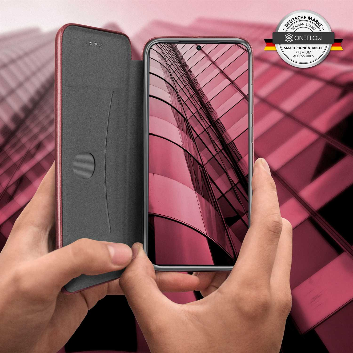 Hände halten eine Handyhülle mit pink-rotem, abstraktem Hintergrund, Produktaufnahme.