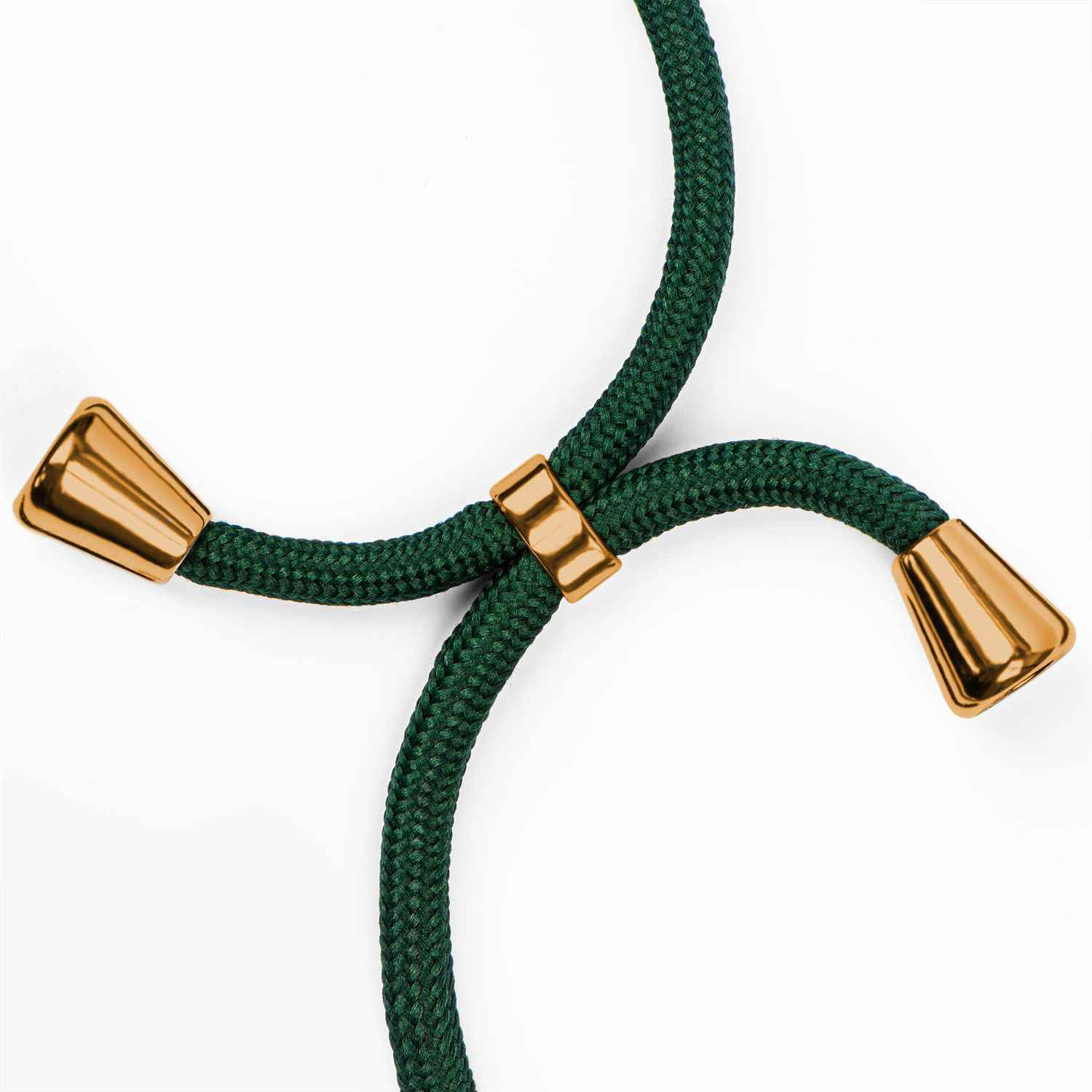 Grüne geflochtene Handyschnur mit goldenen Spitzen und Ring. Weißer Hintergrund.