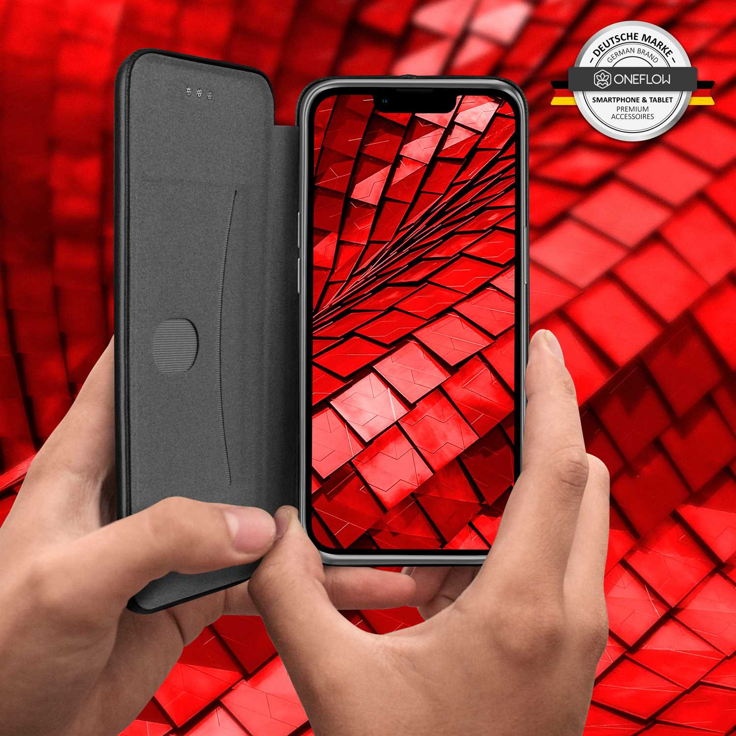 Hände halten offene Handyhülle. Telefon zeigt rotes Muster. Roter Hintergrund ist unscharf.