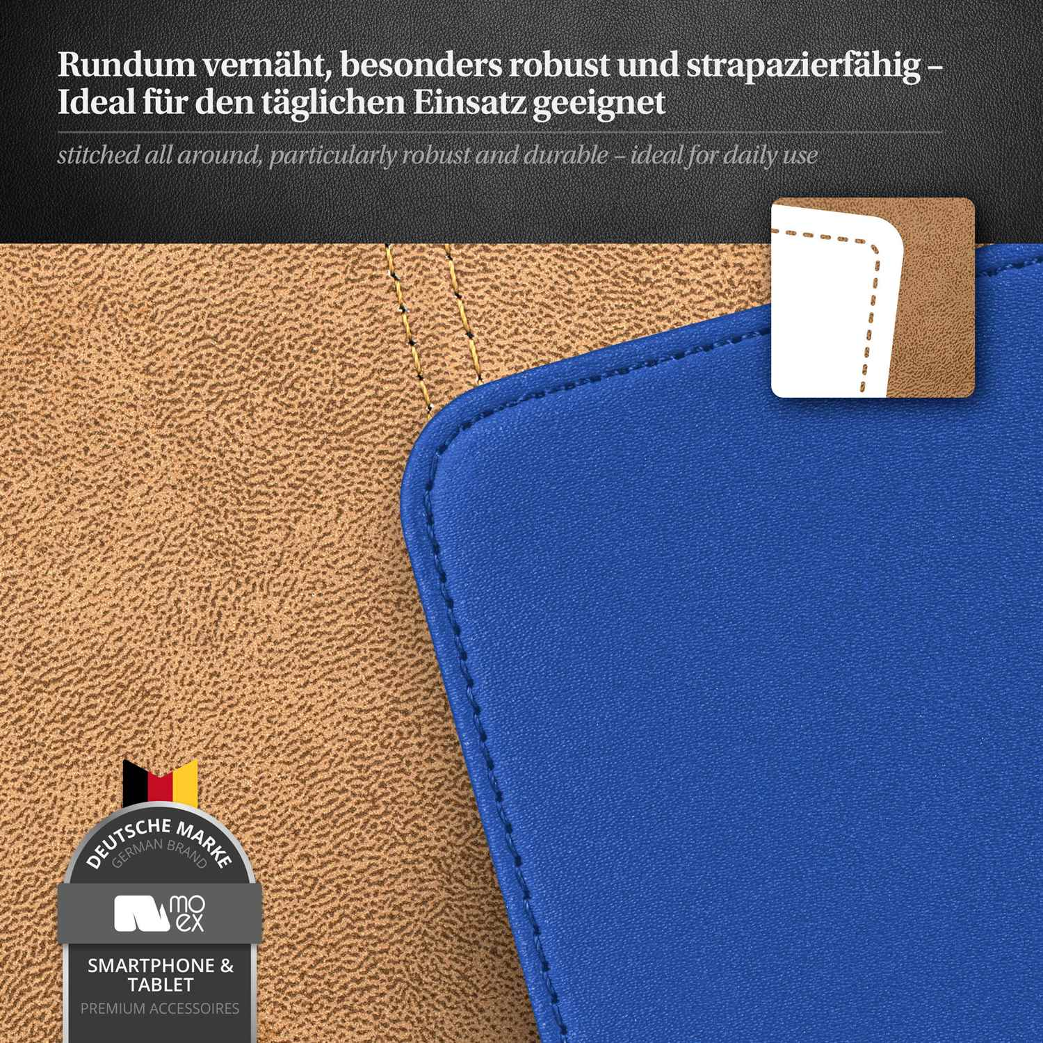 Blaue Handyhülle auf braunem Leder. Nahtdetails, deutsches Markenlogo.