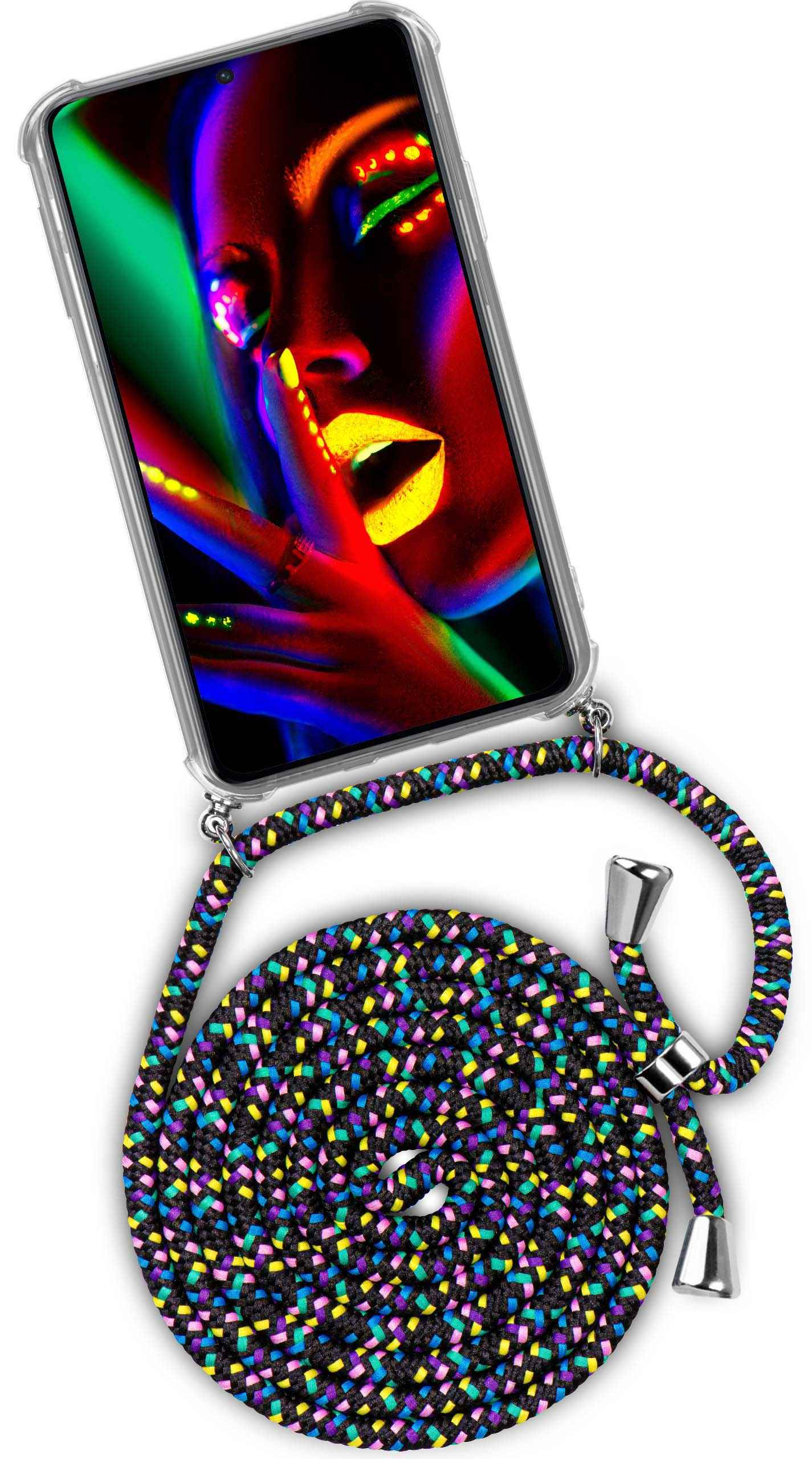 Telefon mit Gesicht einer Frau mit Neon-Make-up, an einer mehrfarbigen Kordel befestigt.
