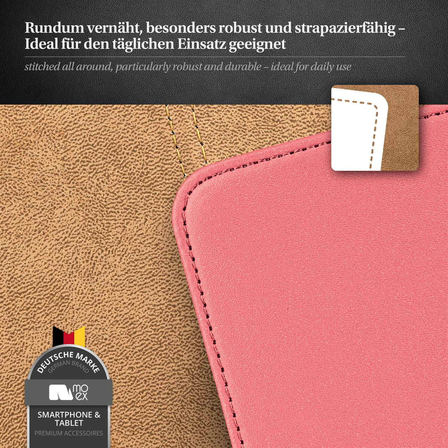 Nahaufnahme einer Handyhülle mit Nähten und Markenlogo, die Hülle ist rosa auf braunem Hintergrund.
