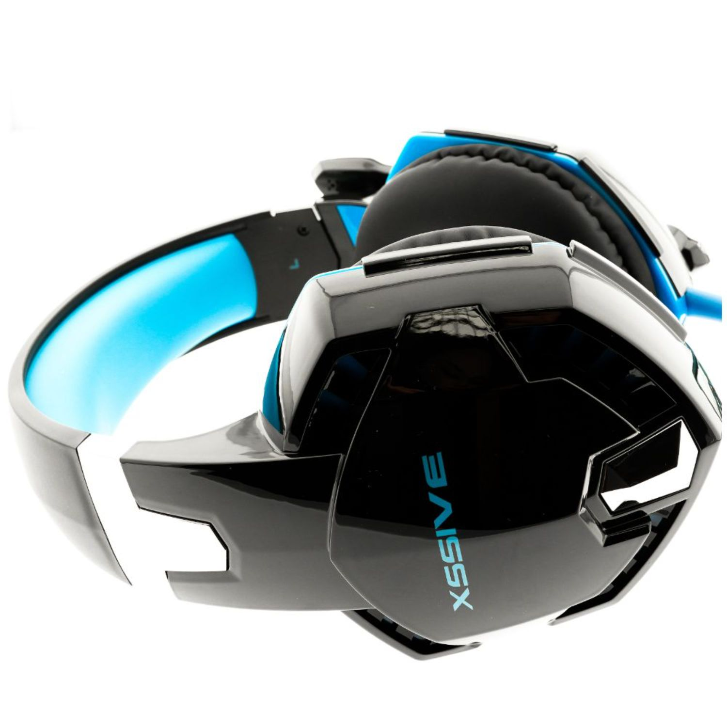 Schwarz-blaues Gaming-Headset auf weißer Oberfläche. Nahaufnahme des Headsets.