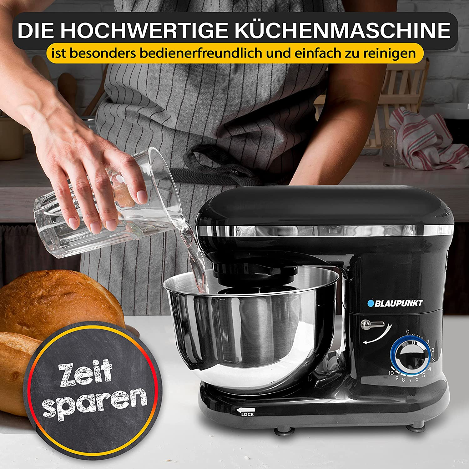Person gießt Wasser in eine schwarze Küchenmaschine. Text: 'Zeit sparen'.
