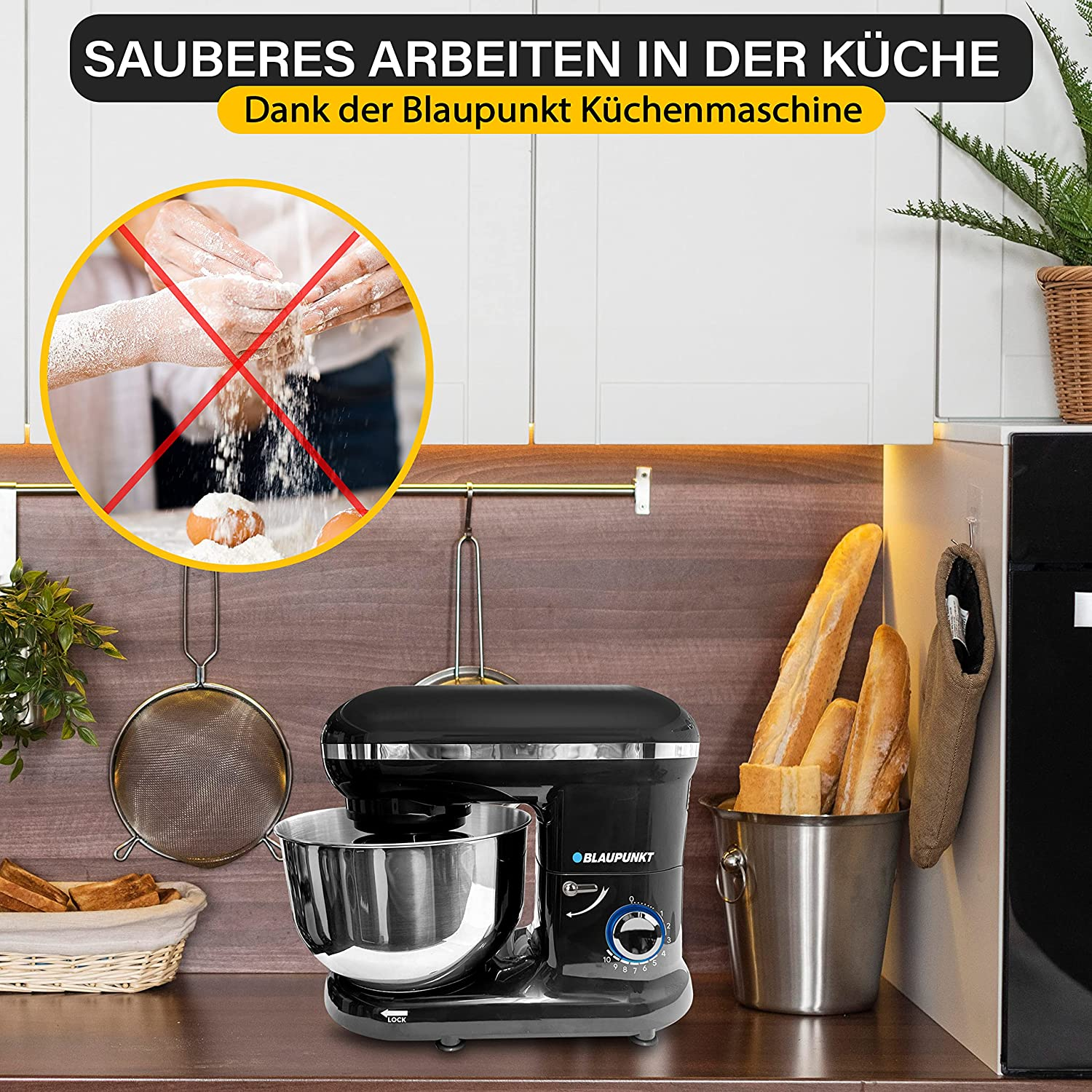 Schwarze Küchenmaschine mit Mehl und Eiern, markiert mit rotem Kreuz.