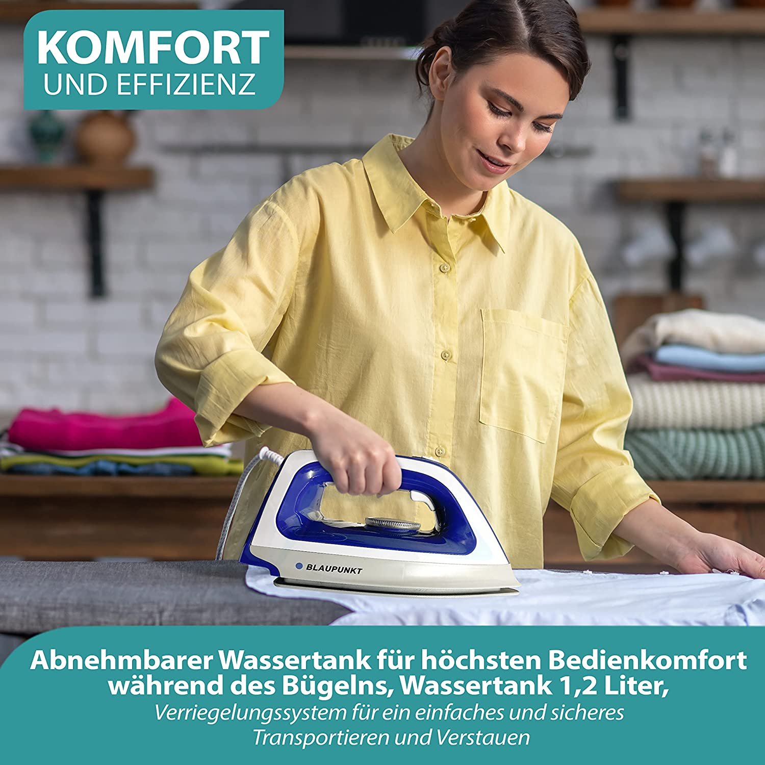 Eine Frau bügelt ein weißes Hemd auf einem Bügelbrett mit einem blau-weißen Bügeleisen.