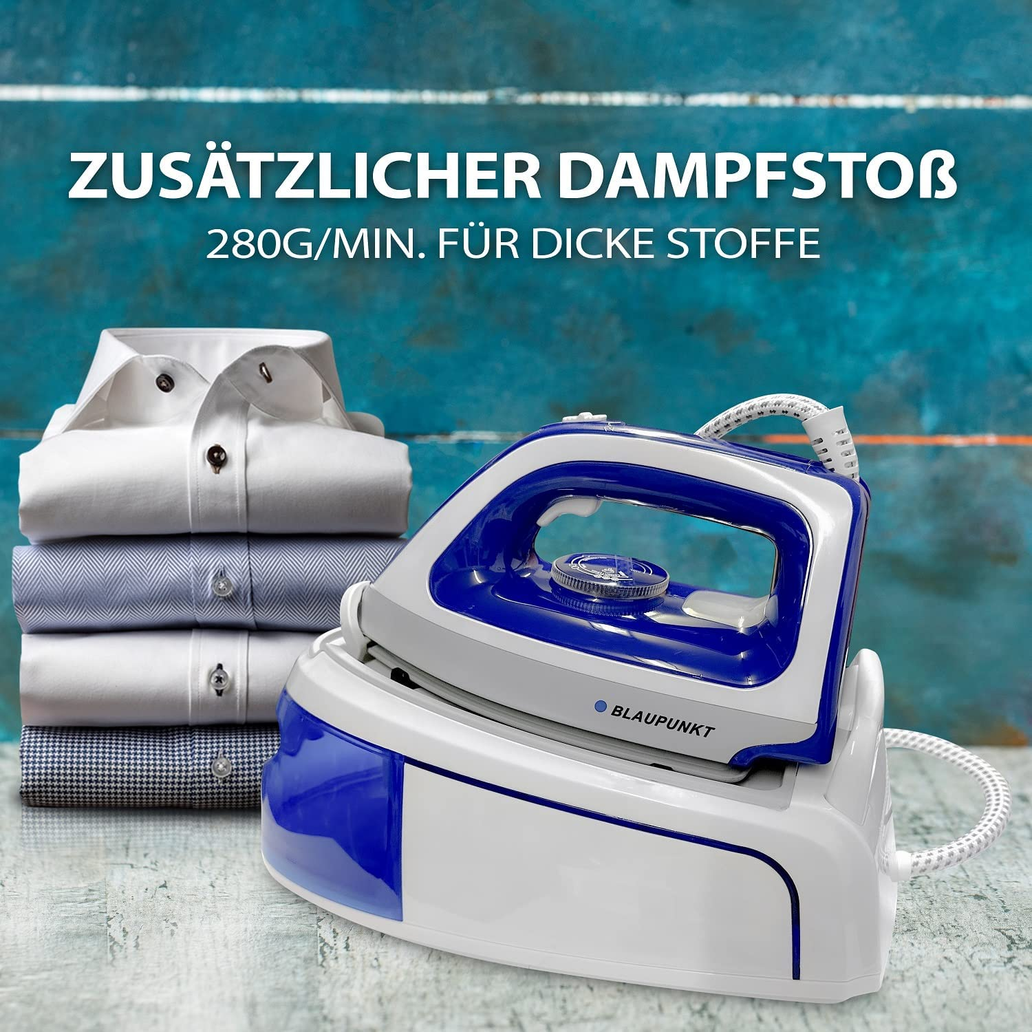 Bügelmaschine mit weißen Hemden, blauem Bügeleisen und Text über Dampfstoß für dicke Stoffe.