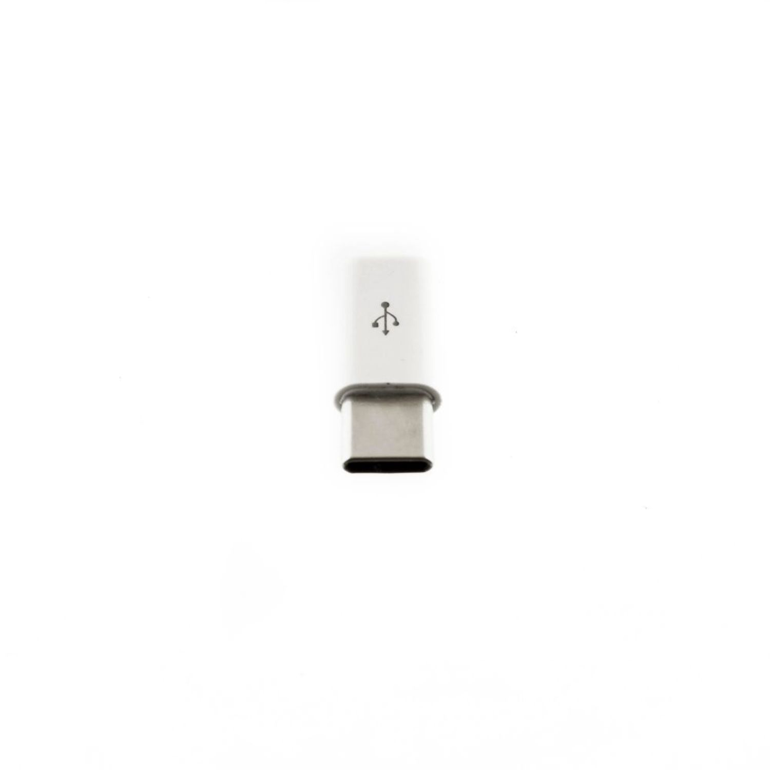 Ein weißer USB-C-Adapter auf weißem Hintergrund.
