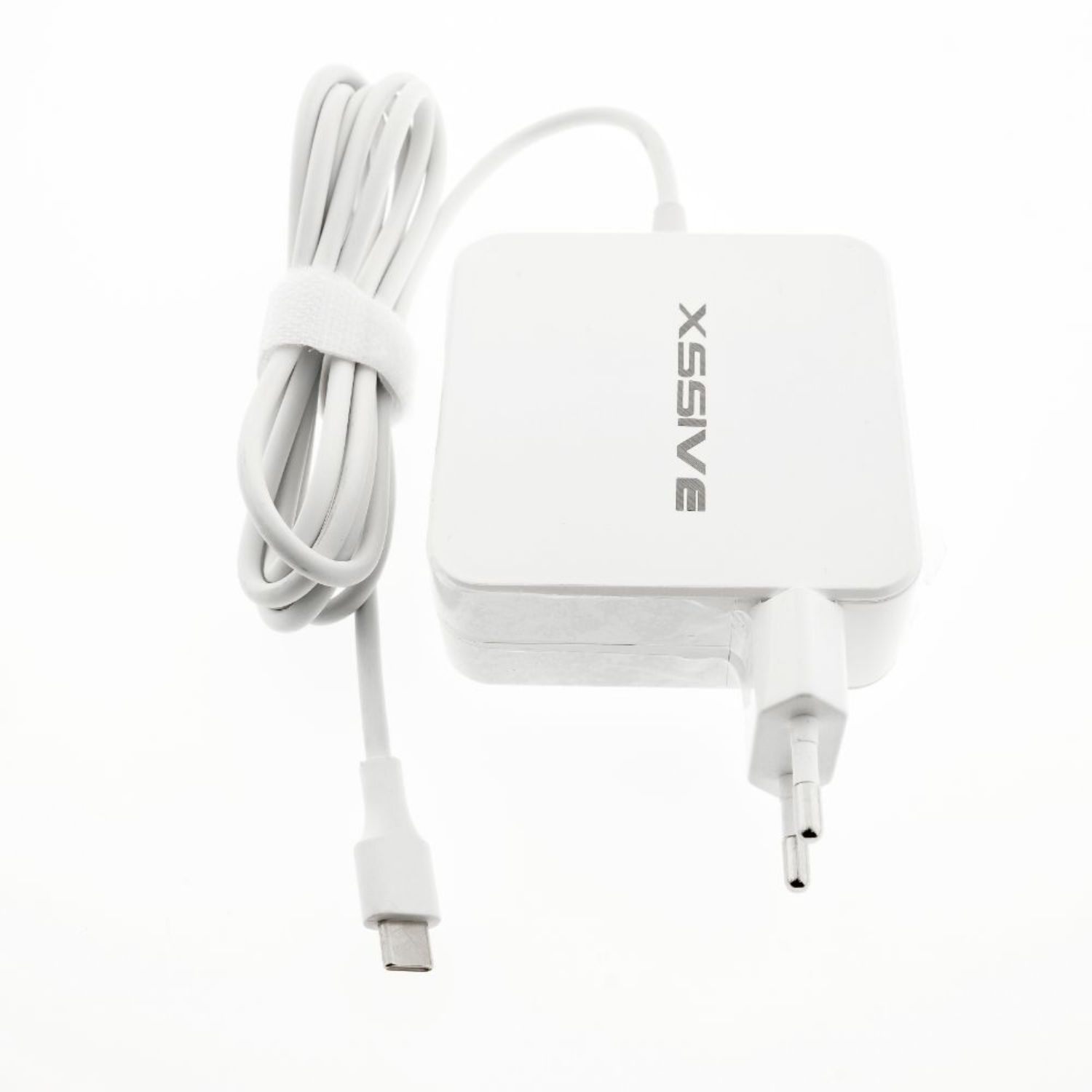 Weißes Netzteil mit weißem Kabel. Es trägt den Text XSSIVE. Isoliert auf Weiß.