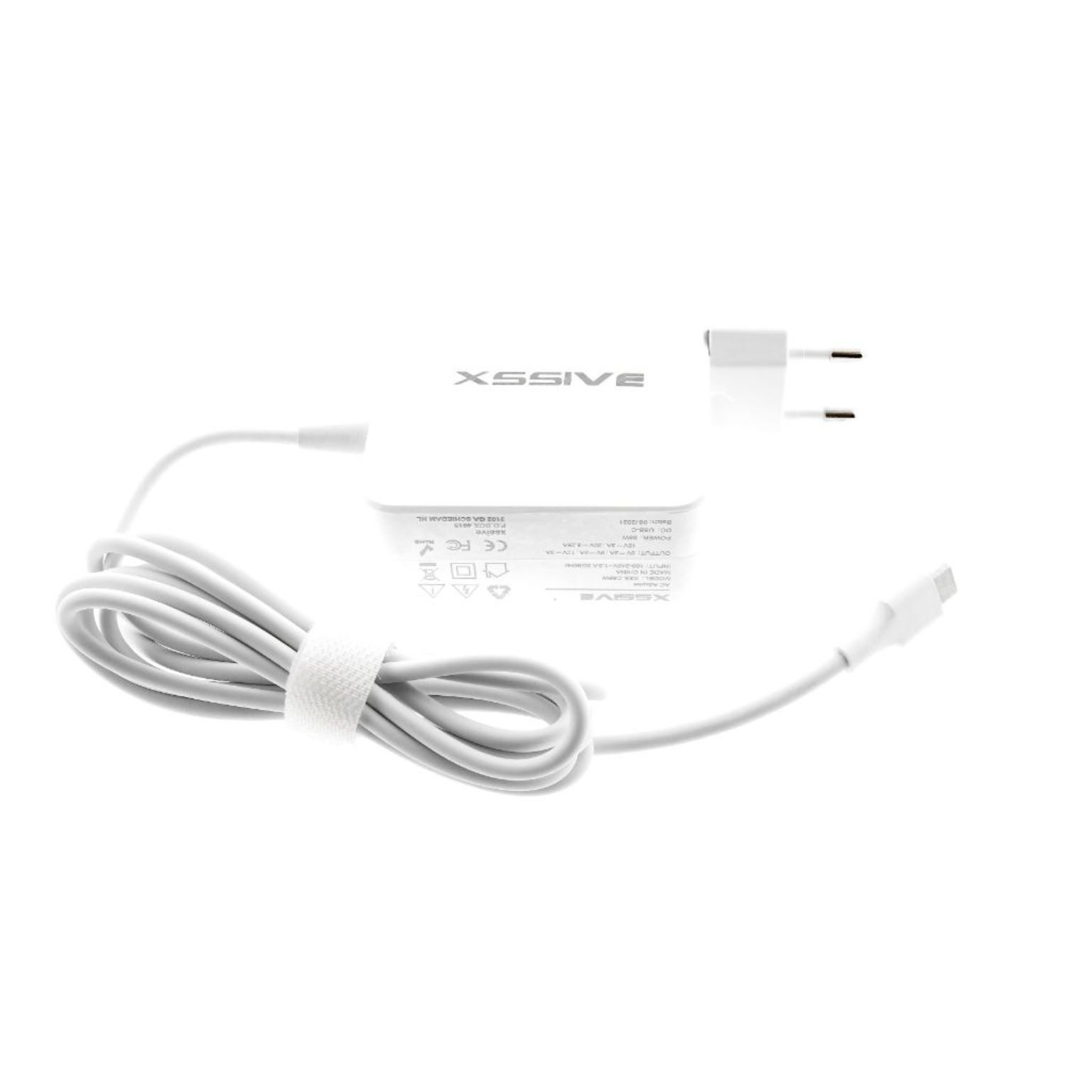 Weißes Ladegerät mit weißem Kabel. Das Ladegerät ist mit Text und Logos auf weißem Hintergrund beschriftet.