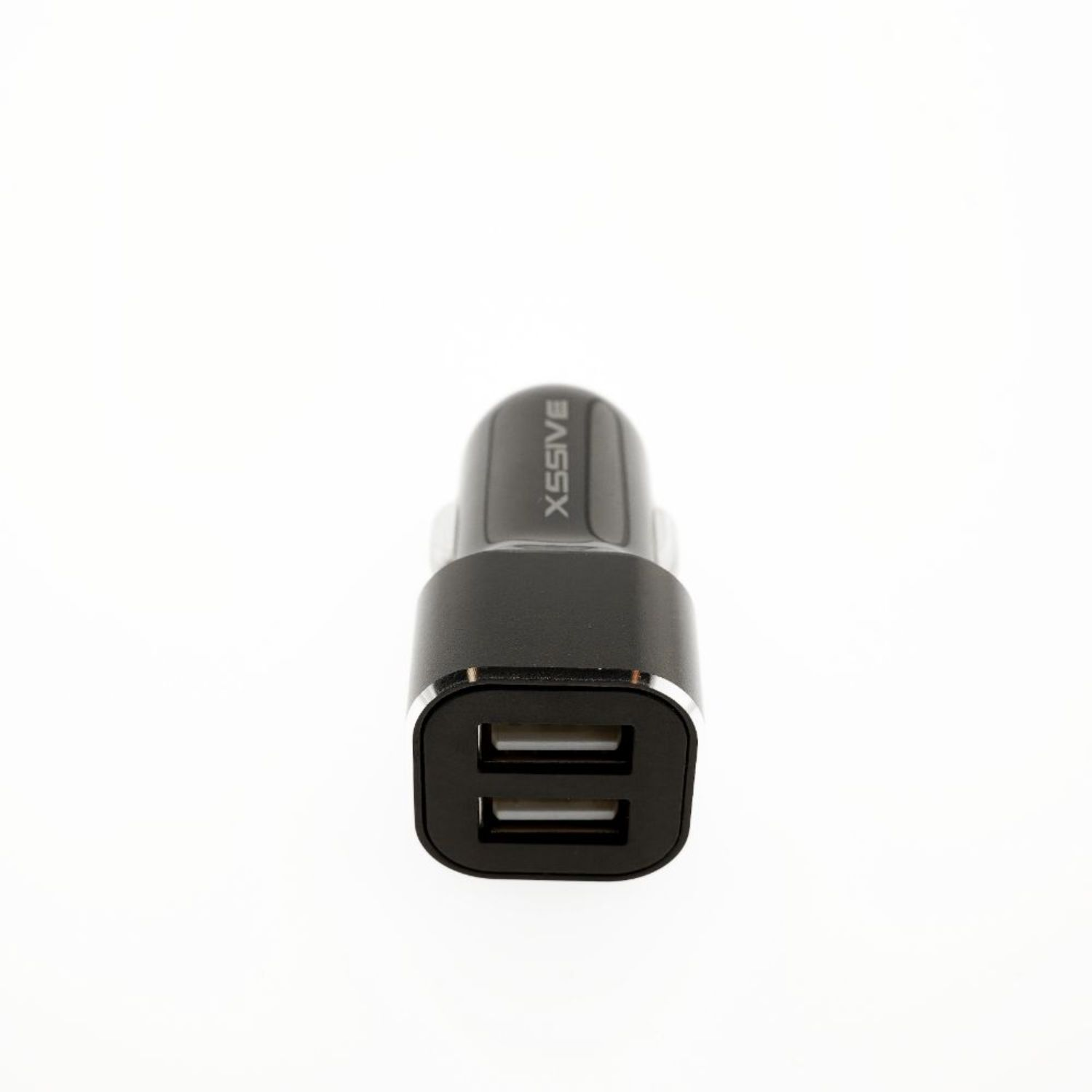 Schwarzes Autoladegerät mit zwei USB-Anschlüssen. Der Markenname 'XSSIVE' ist aufgedruckt.