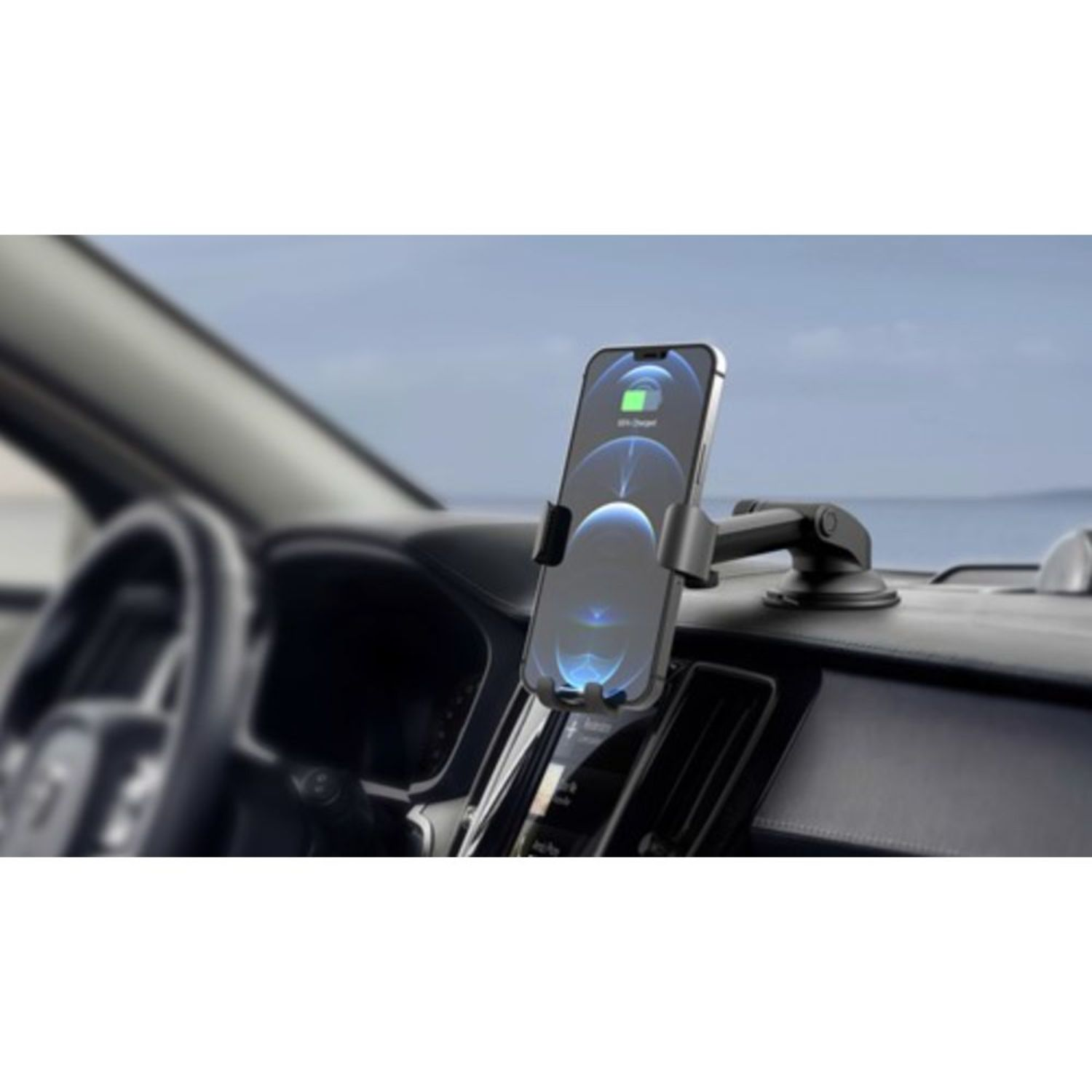 Ein Telefon ist an einem Armaturenbrett im Auto mit einer Handyhalterung befestigt.
