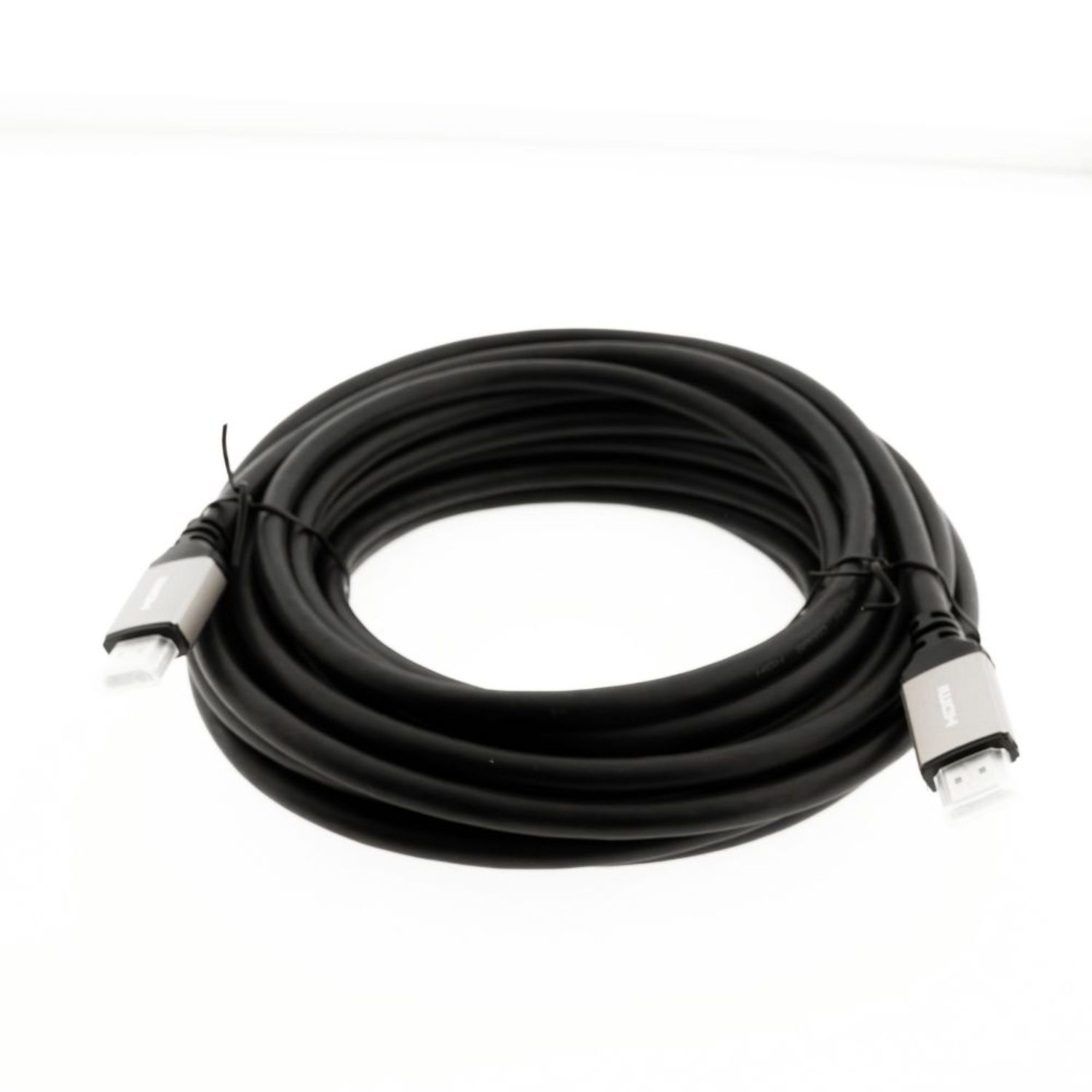 Schwarzes HDMI-Kabel auf weißer Oberfläche aufgerollt. Silberne Stecker sind an beiden Enden sichtbar.