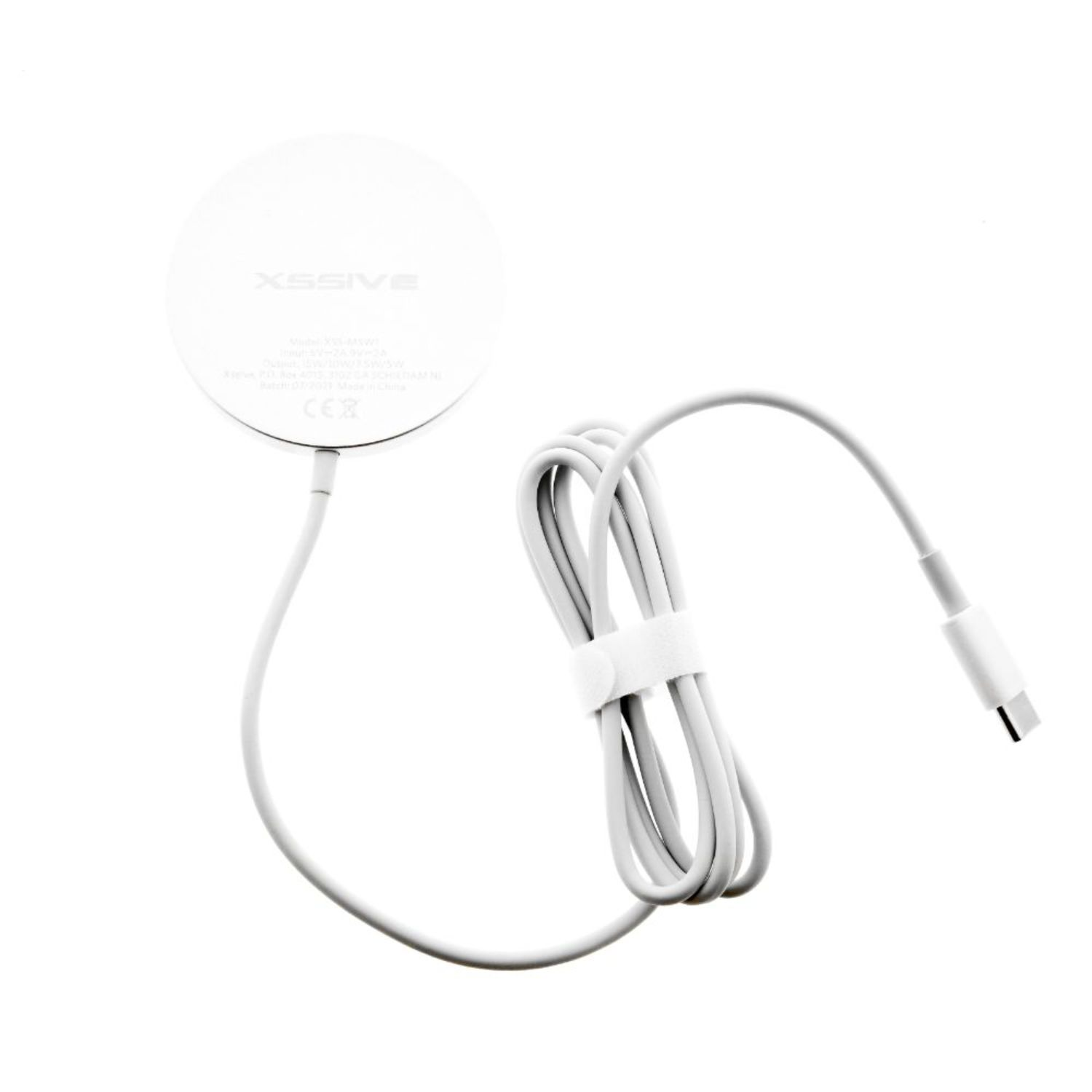 Weißes kabelloses Ladegerät mit weißem Kabel und USB-C-Anschluss auf weißem Hintergrund. XSSIVE-Logo.