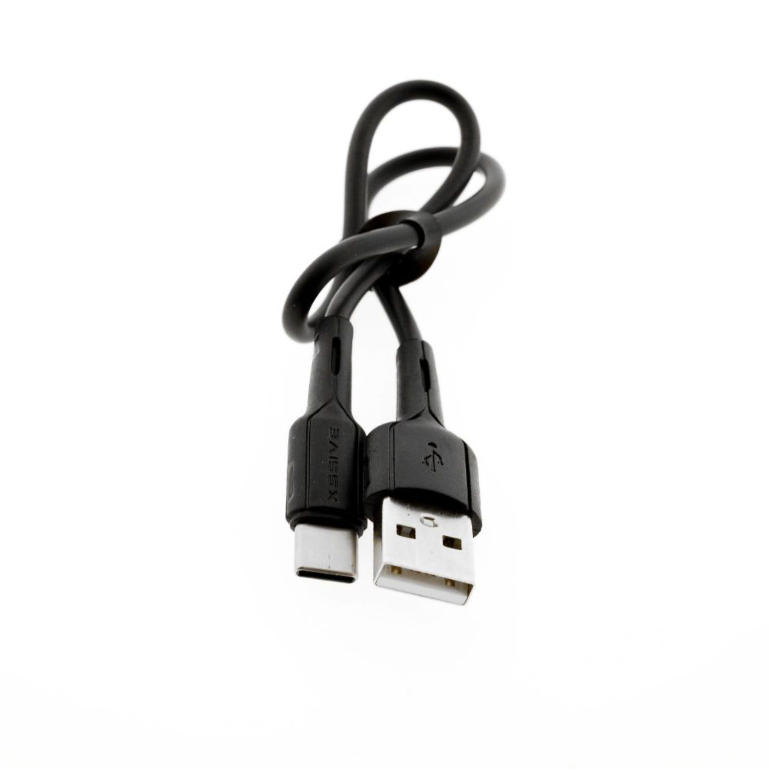 Schwarzes USB-C-zu-USB-Kabel. Weißer Hintergrund. Das Kabel ist geschlungen.