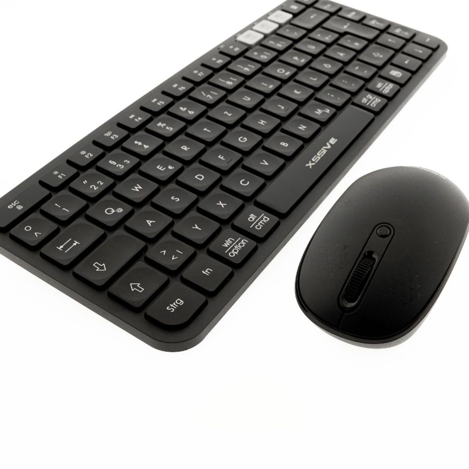 Eine schwarze Tastatur und Maus auf weißem Hintergrund. Die Tastatur ist kompakt.