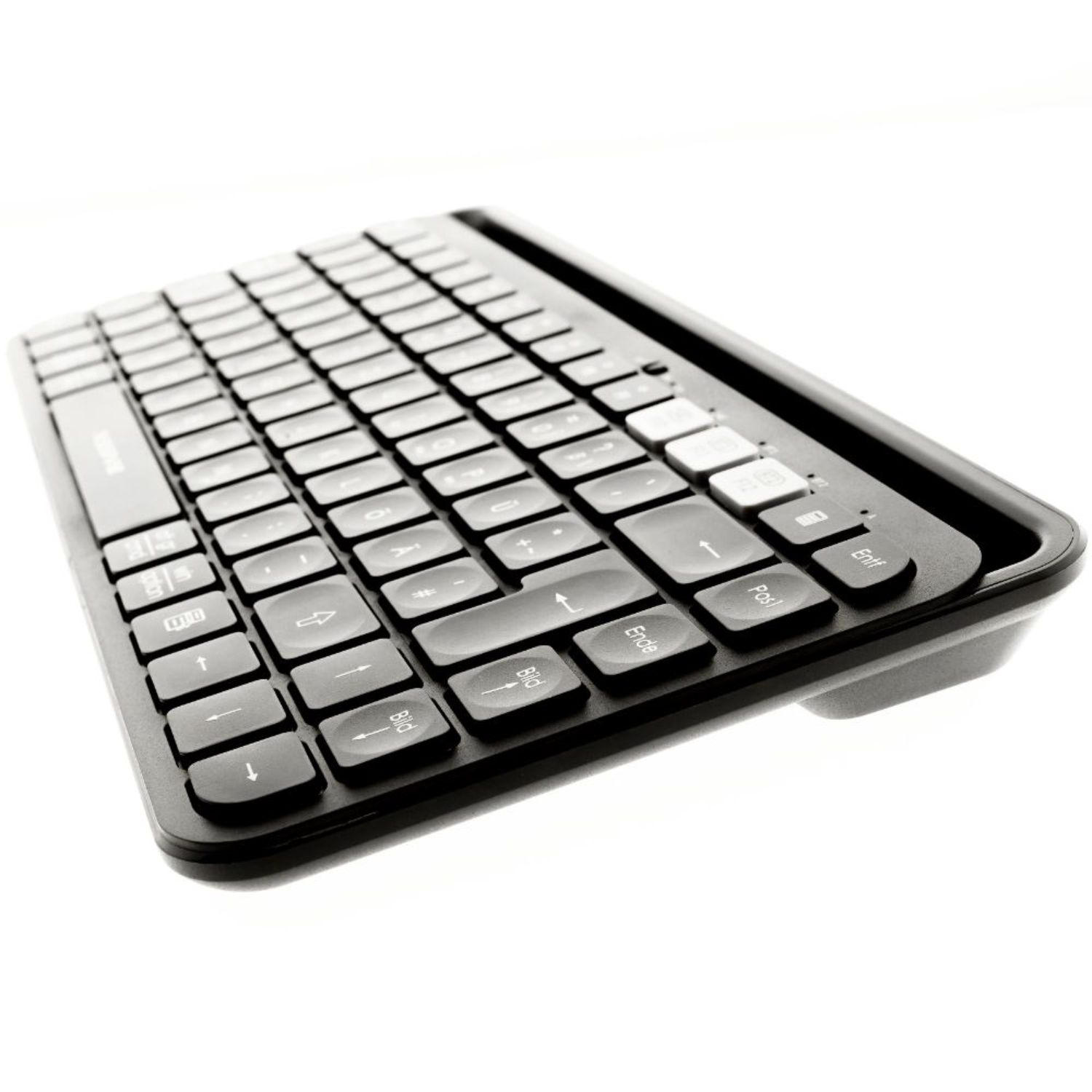 Schwarze Tastatur auf weißer Oberfläche, schräge Ansicht.