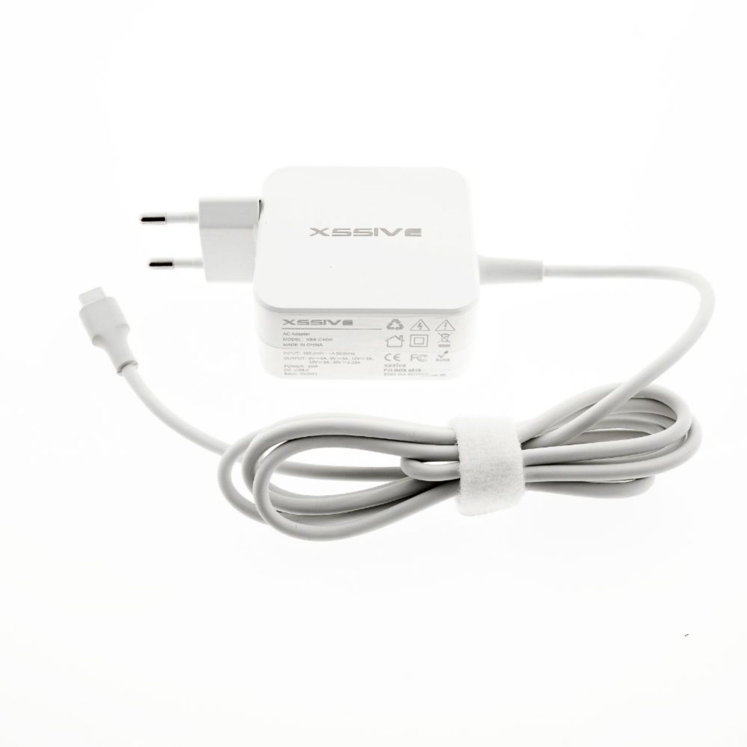 Weißes Ladegerät mit weißem Kabel, das Ladegerät hat den Markennamen 'XSSIVE'.