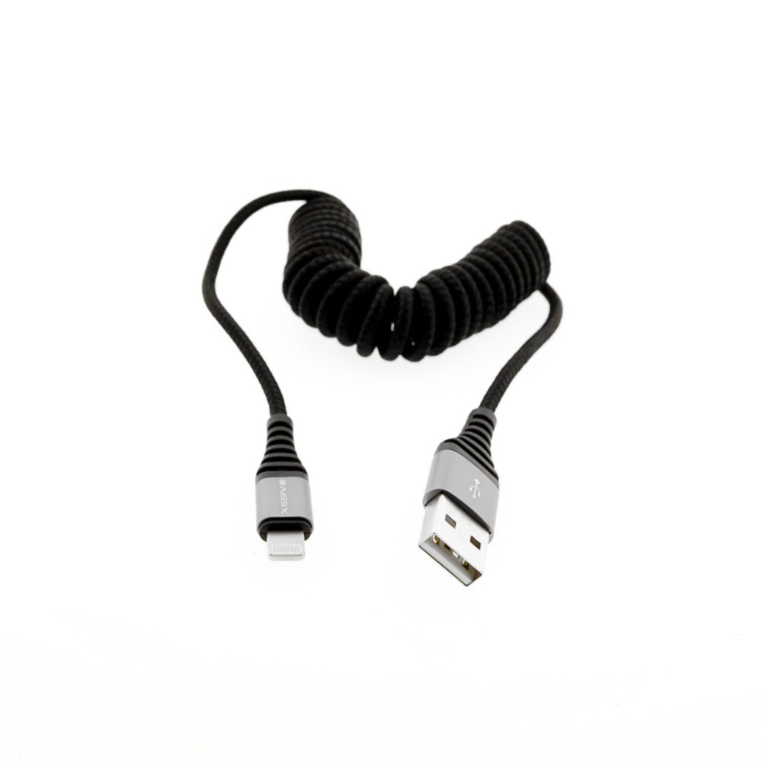 Schwarzes, spiralförmiges Ladekabel mit USB- und Lightning-Anschluss, auf weißem Hintergrund.