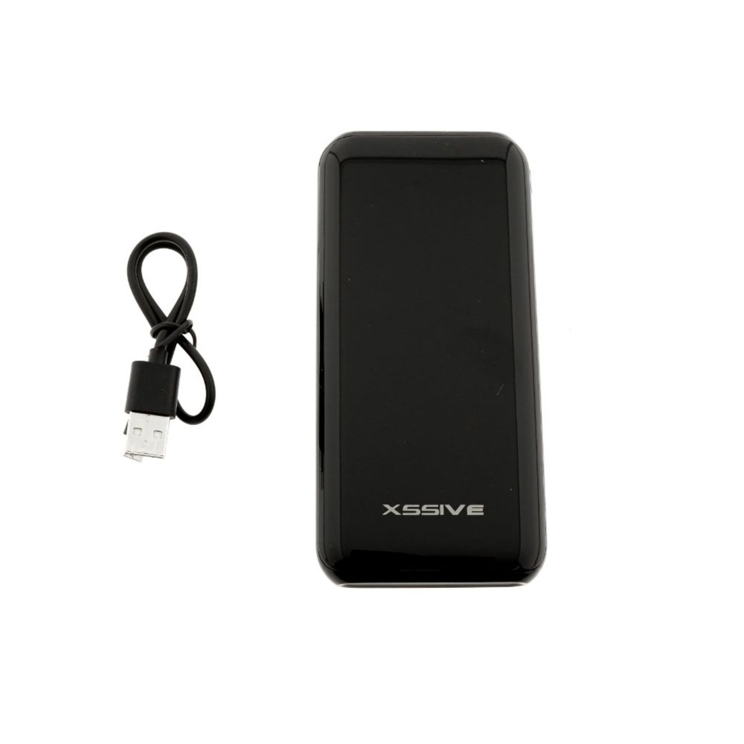 Schwarze Powerbank mit angeschlossenem USB-Kabel. Die Powerbank liegt auf weißem Untergrund.