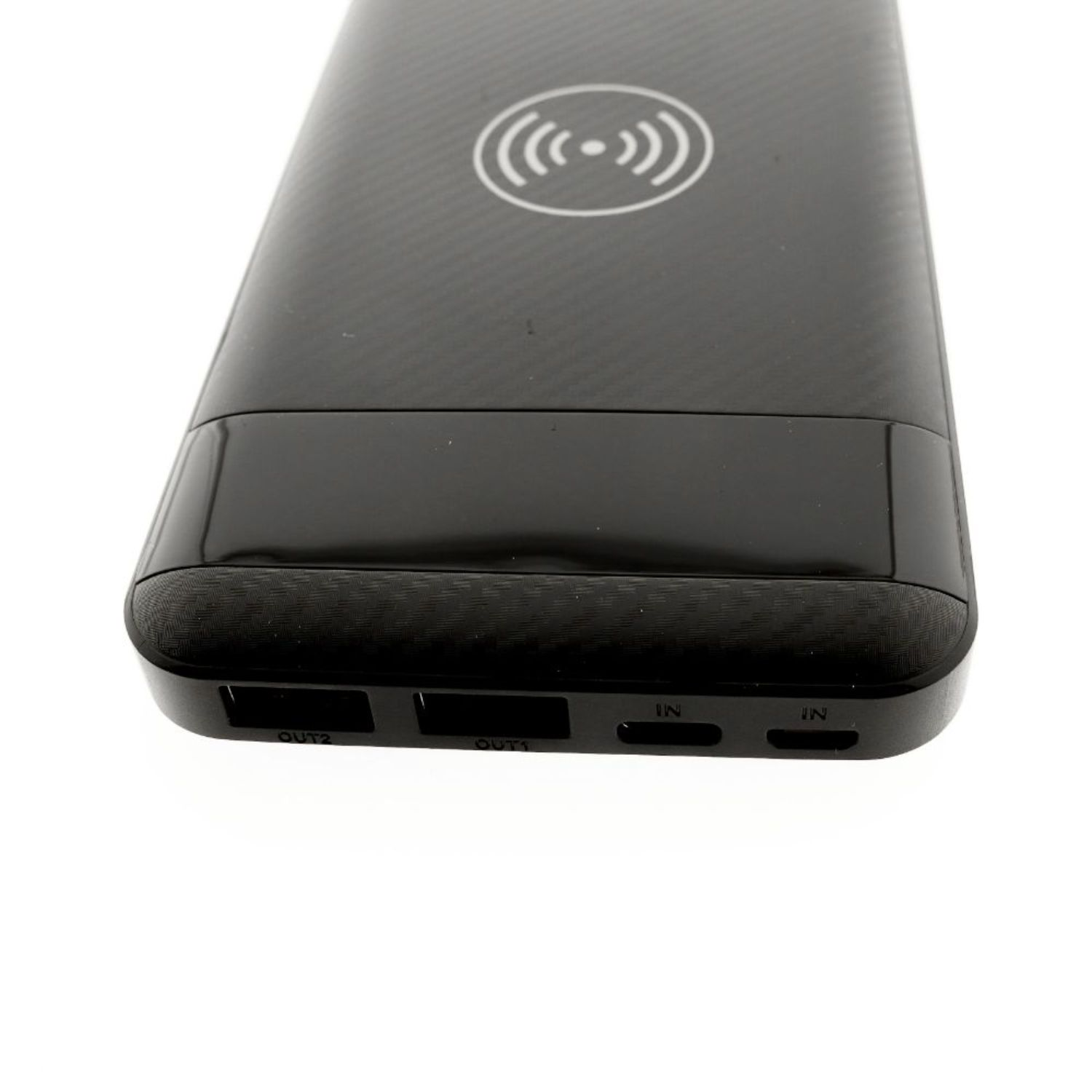 Schwarze Powerbank mit kabellosem Ladesymbol und Anschlüssen an der Unterseite.