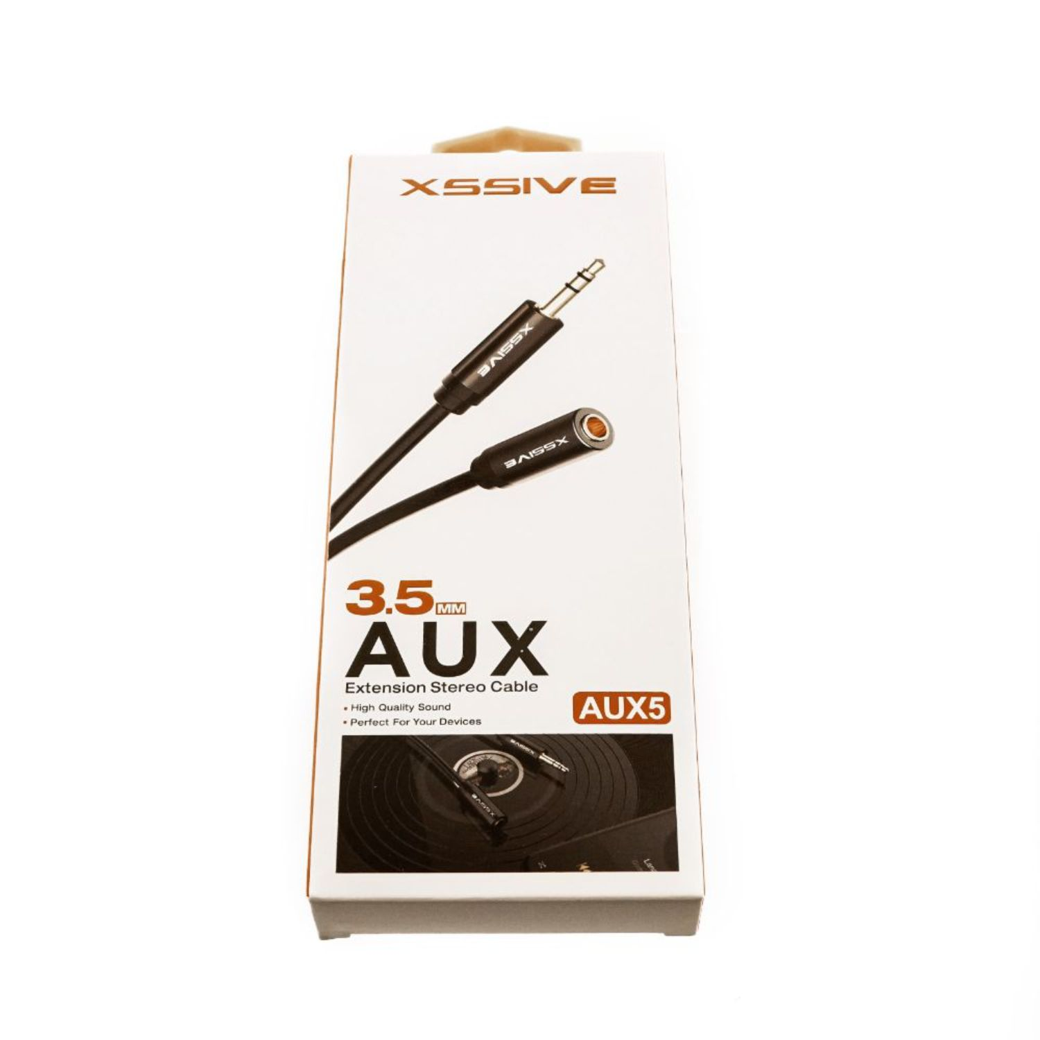 AUX-Kabelverpackung, schwarzes Kabel mit Anschlüssen, weißer Hintergrund.