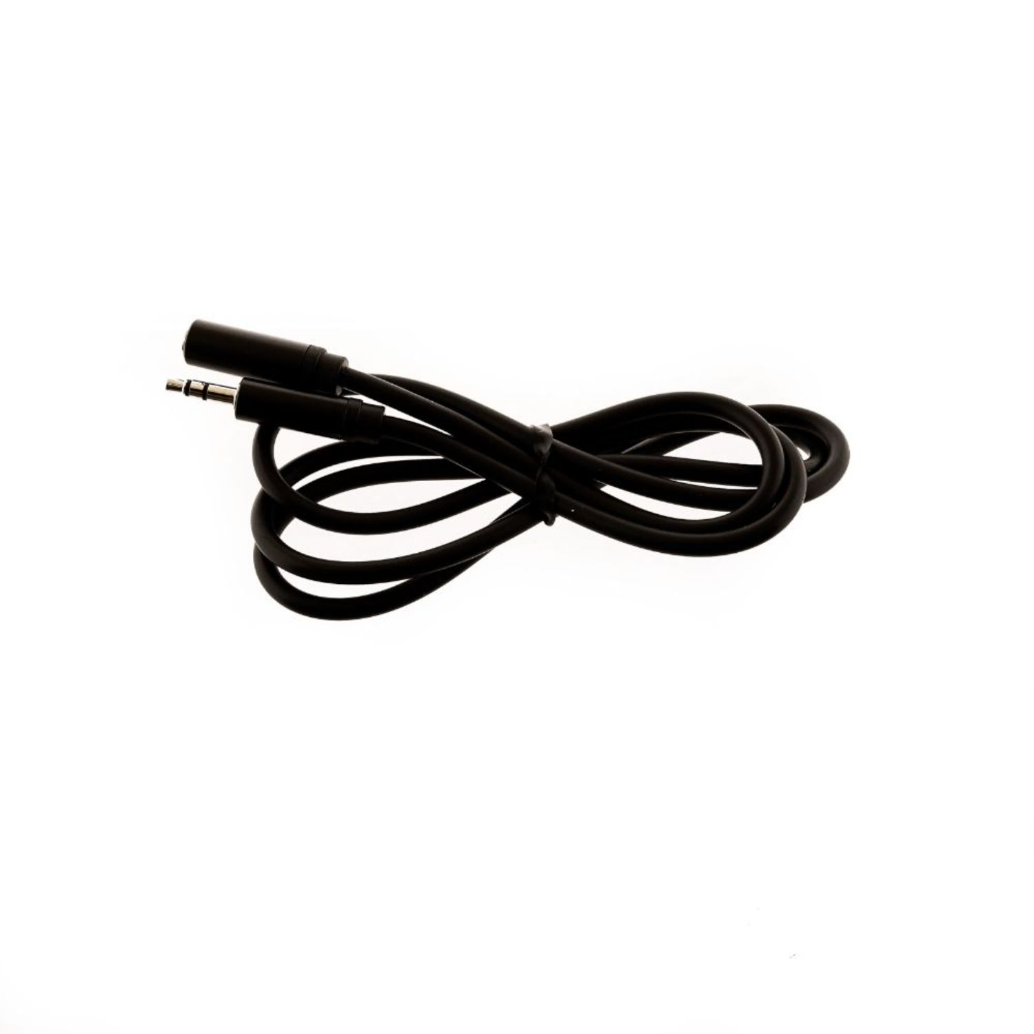 Schwarzes Audiokabel mit Stecker und Buchse. Das Kabel ist auf weißem Hintergrund aufgerollt.