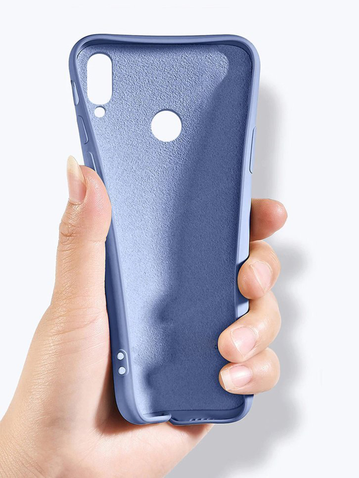 Hand hält blaue Handyhülle. Innenseite der Hülle strukturiert. Kamera- und Knopfausschnitte sichtbar.