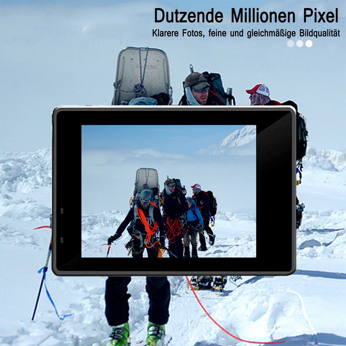 Ein Tablet, das ein Foto von Leuten beim Wandern in den Bergen mit verschneitem Hintergrund zeigt.