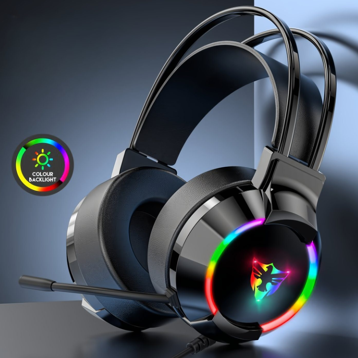 Schwarzes Gaming-Headset mit Regenbogenlichtern an den Ohrmuscheln. Mikrofon angebracht.