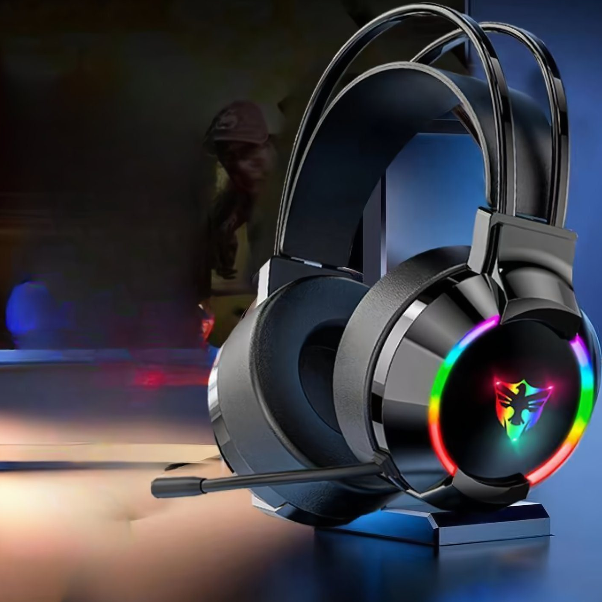 Ein schwarzes Gaming-Headset mit RGB-Beleuchtung auf einem Ständer.