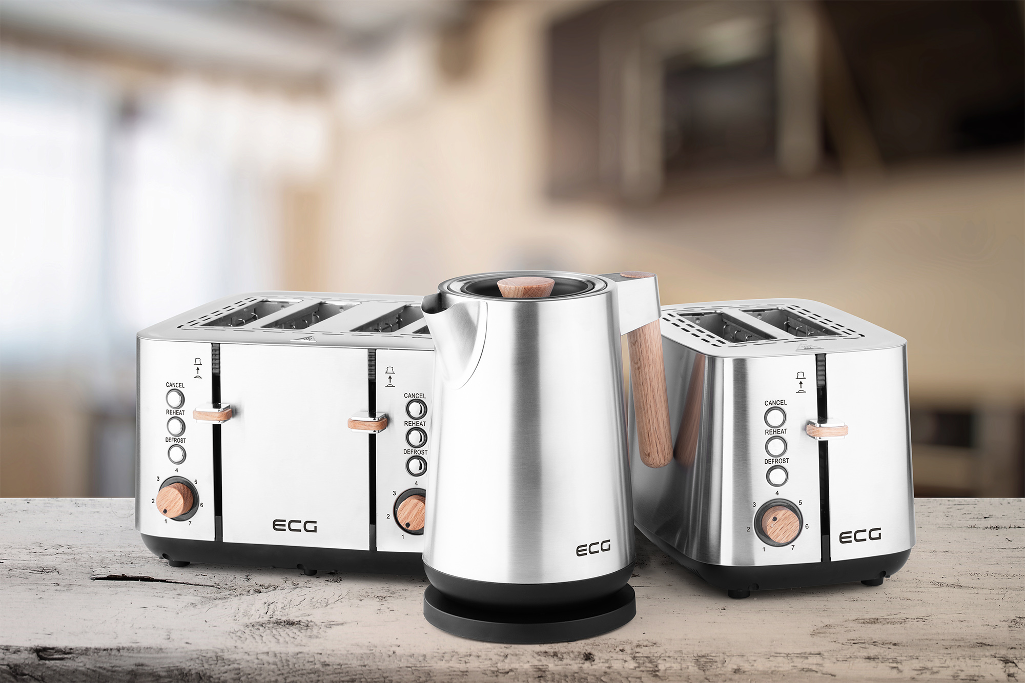 Edelstahl-Wasserkocher und zwei Toaster auf Holz. Hintergrund Küche.
