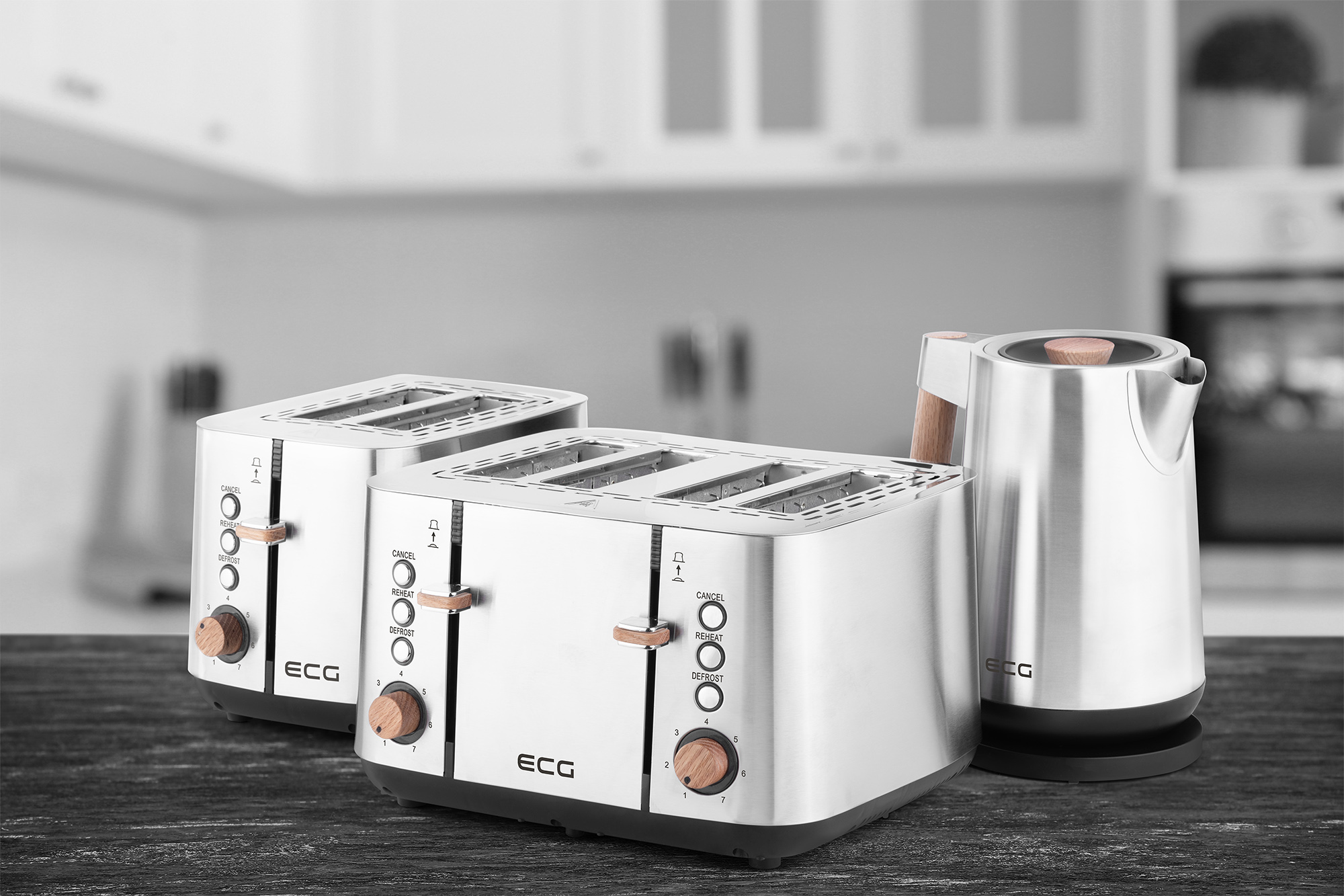 Ein Satz Küchengeräte. Zwei Toaster und ein Wasserkocher auf einer Holzoberfläche. Marke ECG.