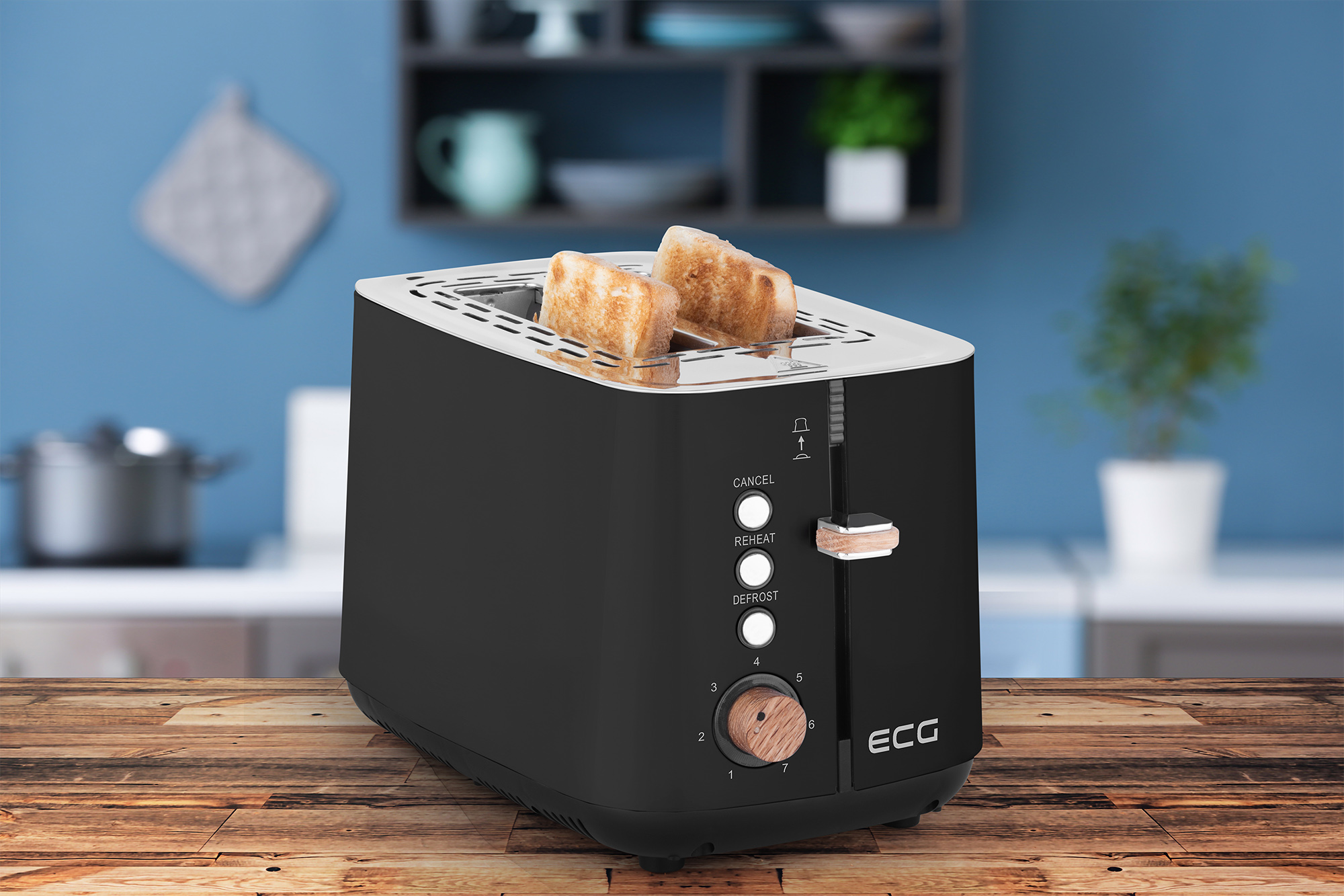 Schwarzer Toaster mit Toastbrotscheiben. Bedienelemente vorne, auf einem Holztisch platziert.