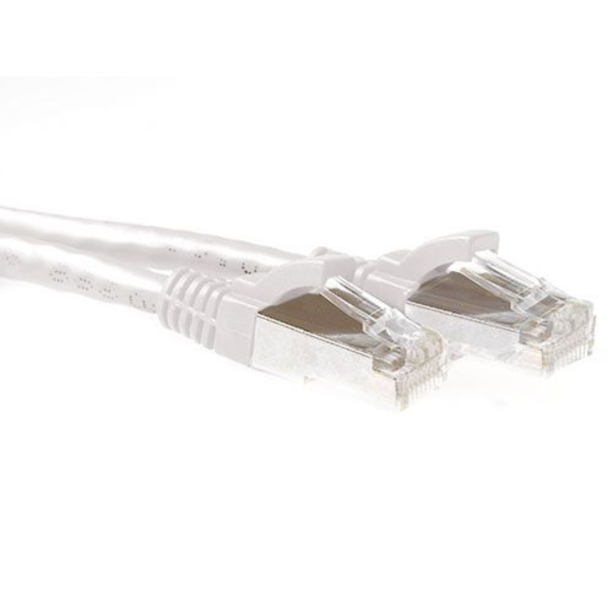 Witte Ethernet-kabel met RJ45-connectoren, transparante kunststof uiteinden en een zilveren metalen behuizing.
