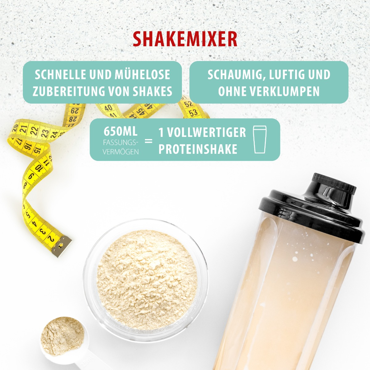 Shakemixer z tekstem, miska z białkiem w proszku, miarka i pełny koktajl proteinowy.