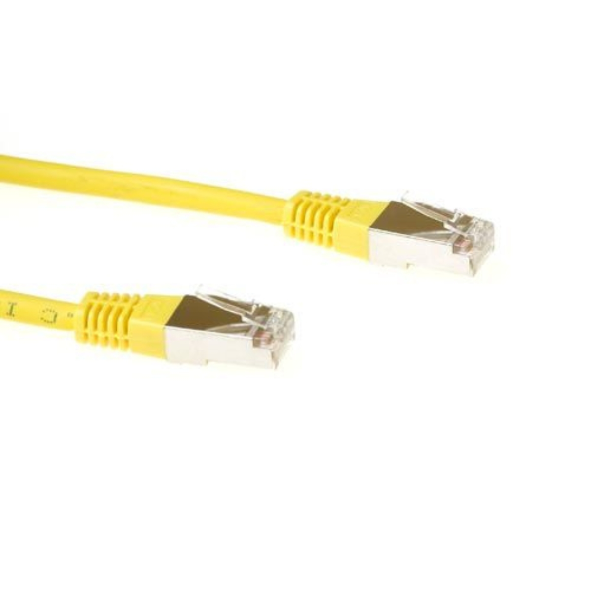 Cavo Ethernet giallo con connettori su sfondo bianco. Ripresa in primo piano.