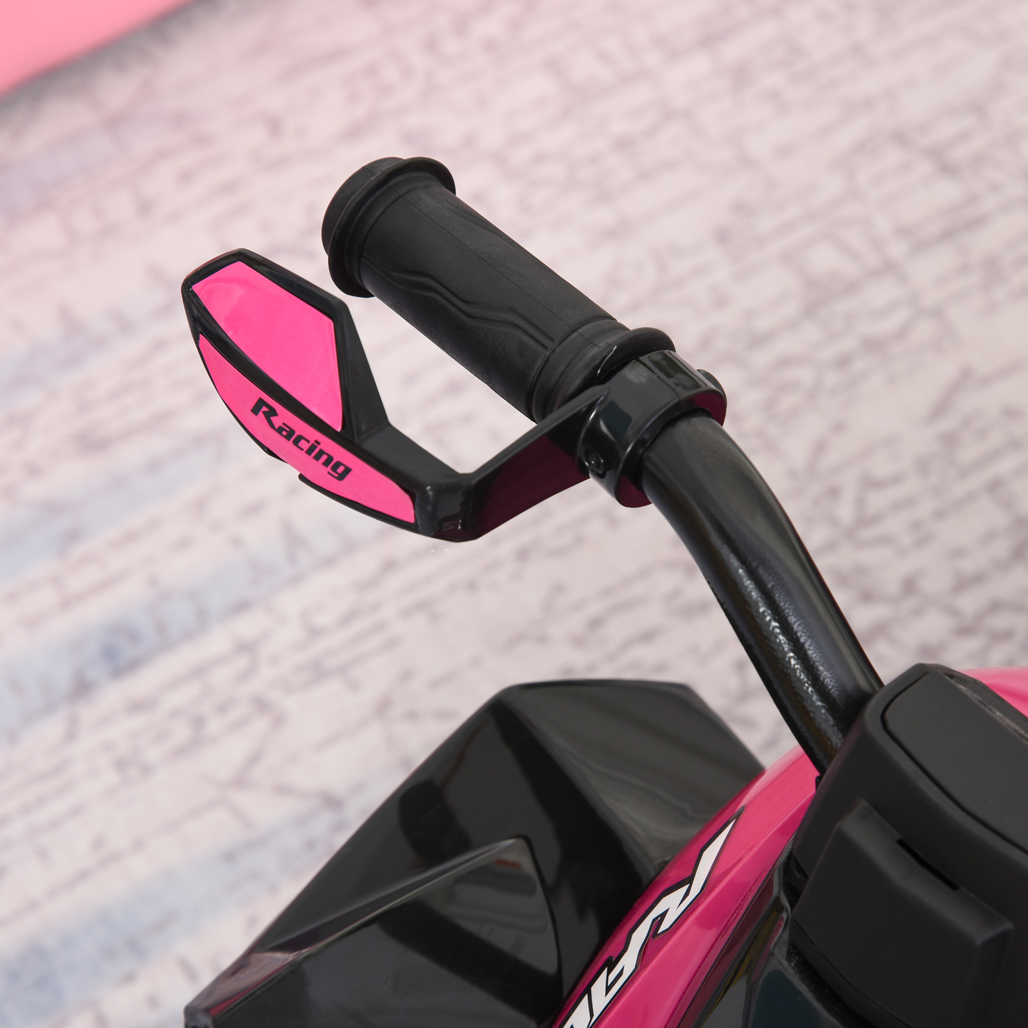 Manillar de moto rosa con un espejo que dice racing.